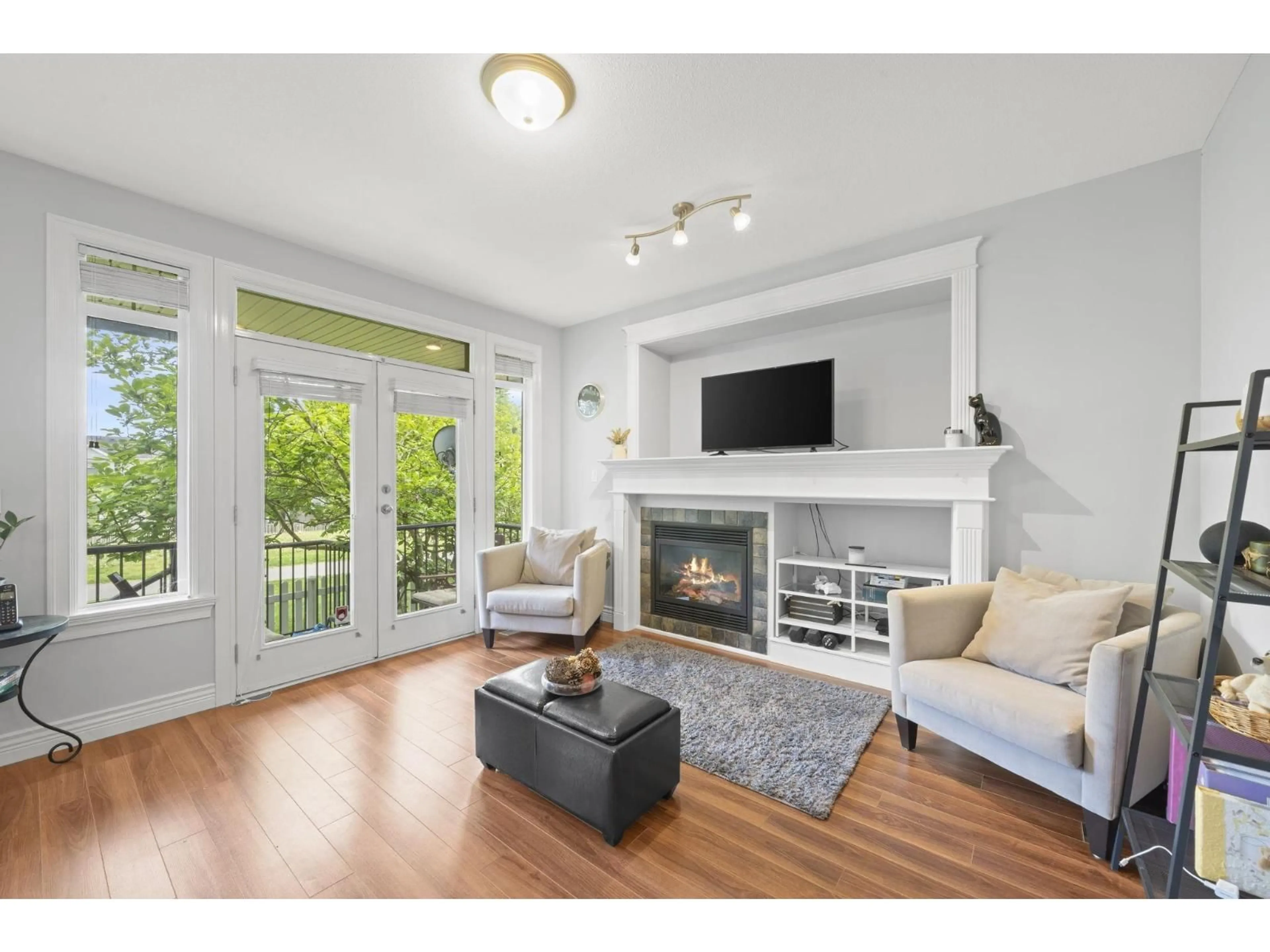 Living room with furniture, wood/laminate floor for 6652 195 STREET, Surrey British Columbia V4N0C3
