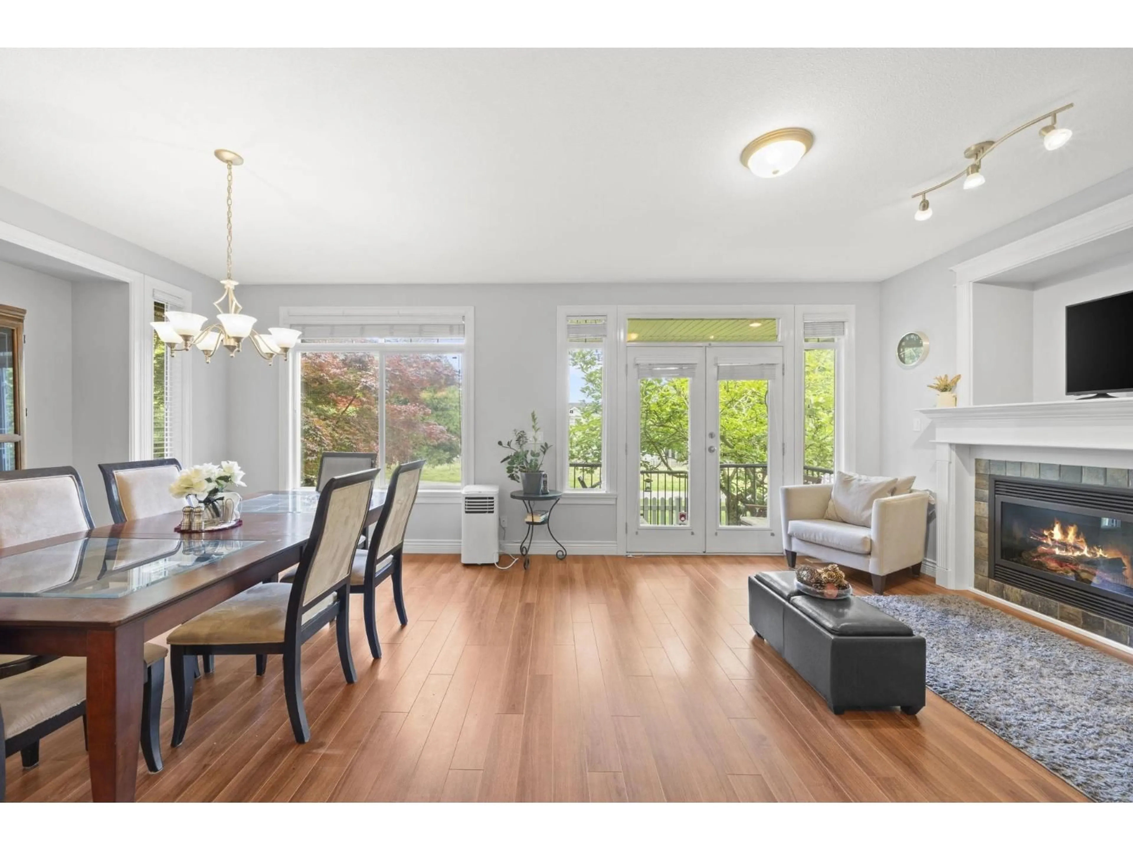 Dining room, wood/laminate floor for 6652 195 STREET, Surrey British Columbia V4N0C3