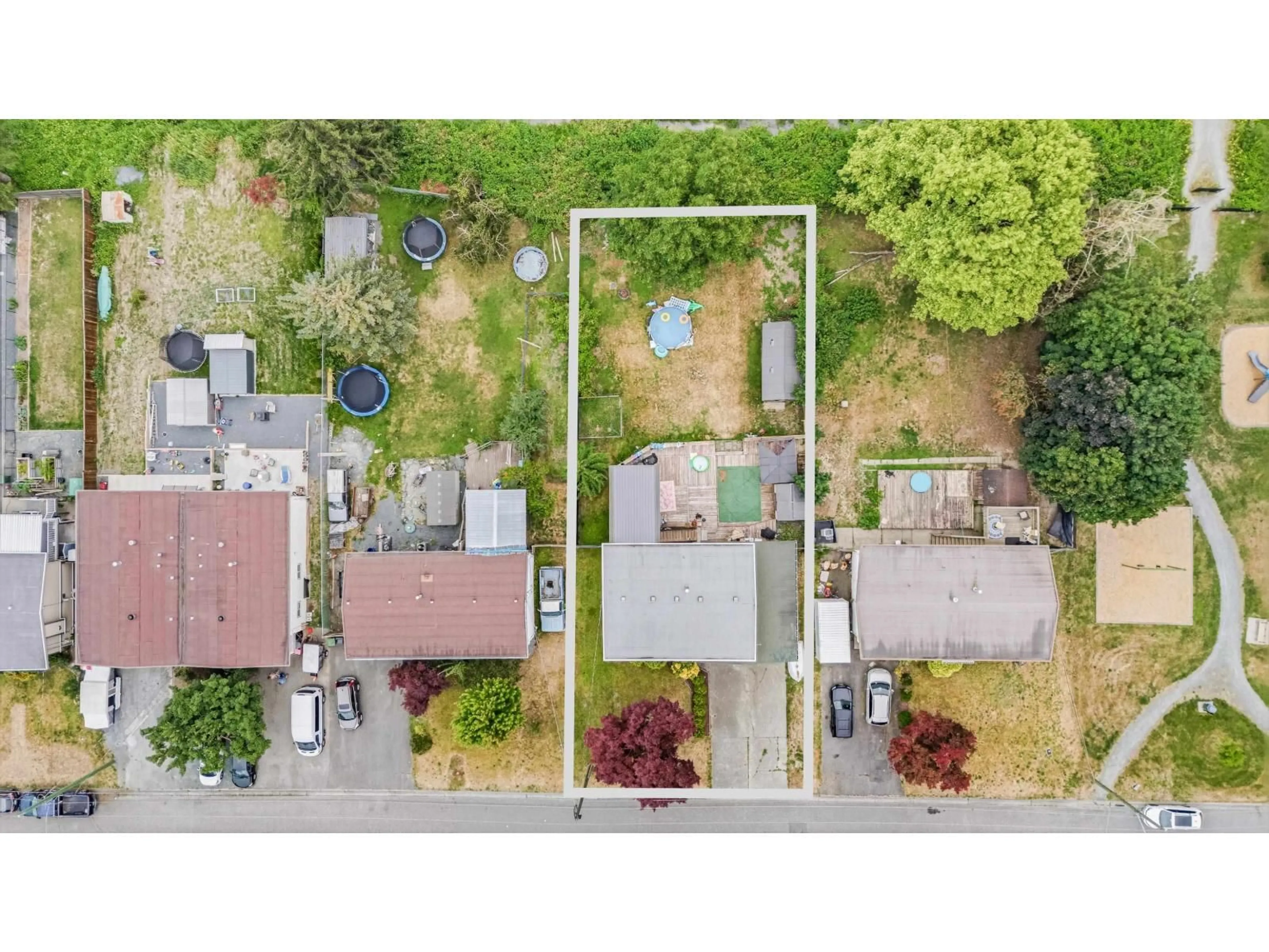 A pic from outside/outdoor area/front of a property/back of a property/a pic from drone, street for 9324 JAMES STREET, Chilliwack British Columbia V2P6G9