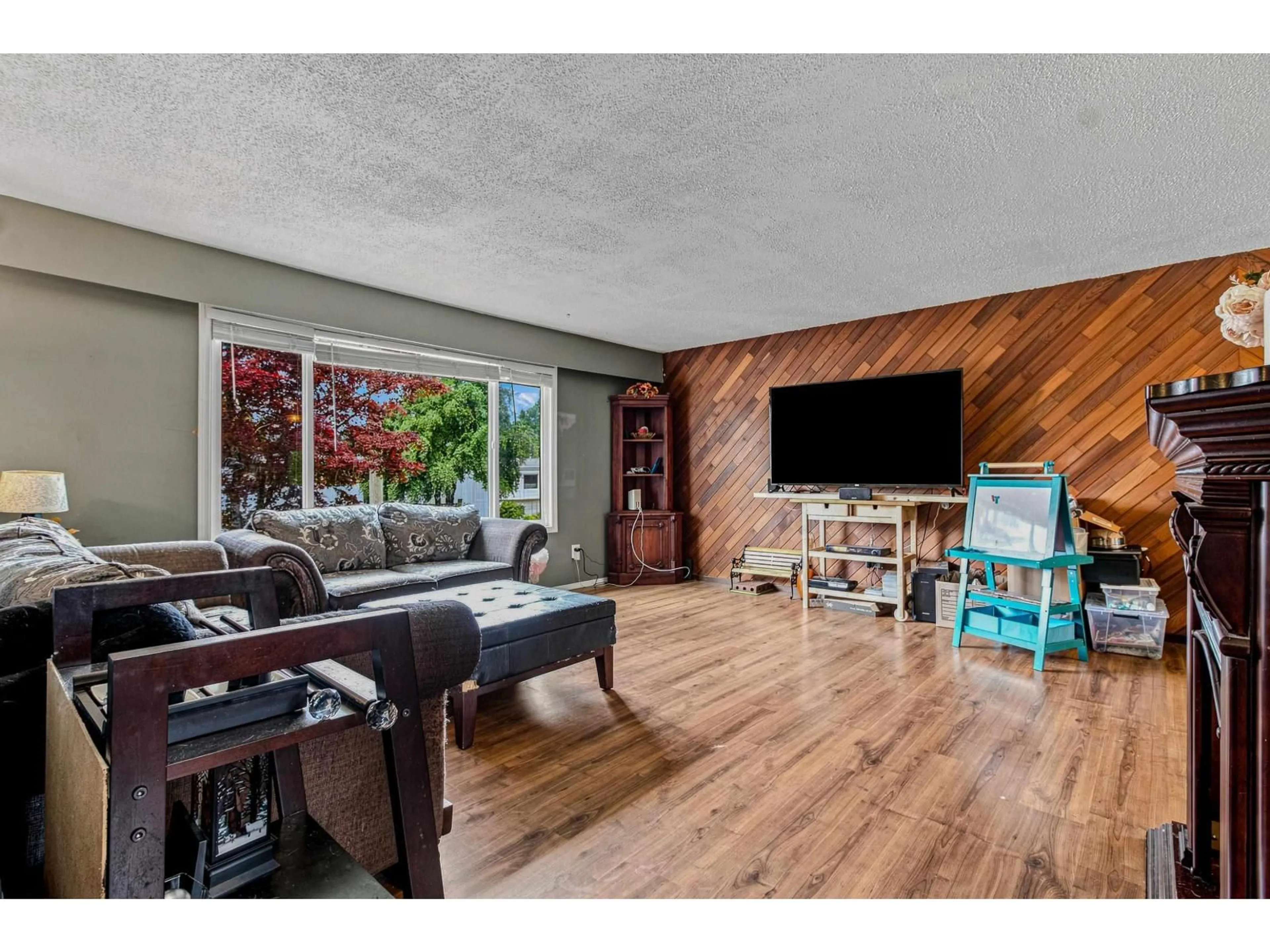 Living room with furniture, wood/laminate floor for 9324 JAMES STREET, Chilliwack British Columbia V2P6G9
