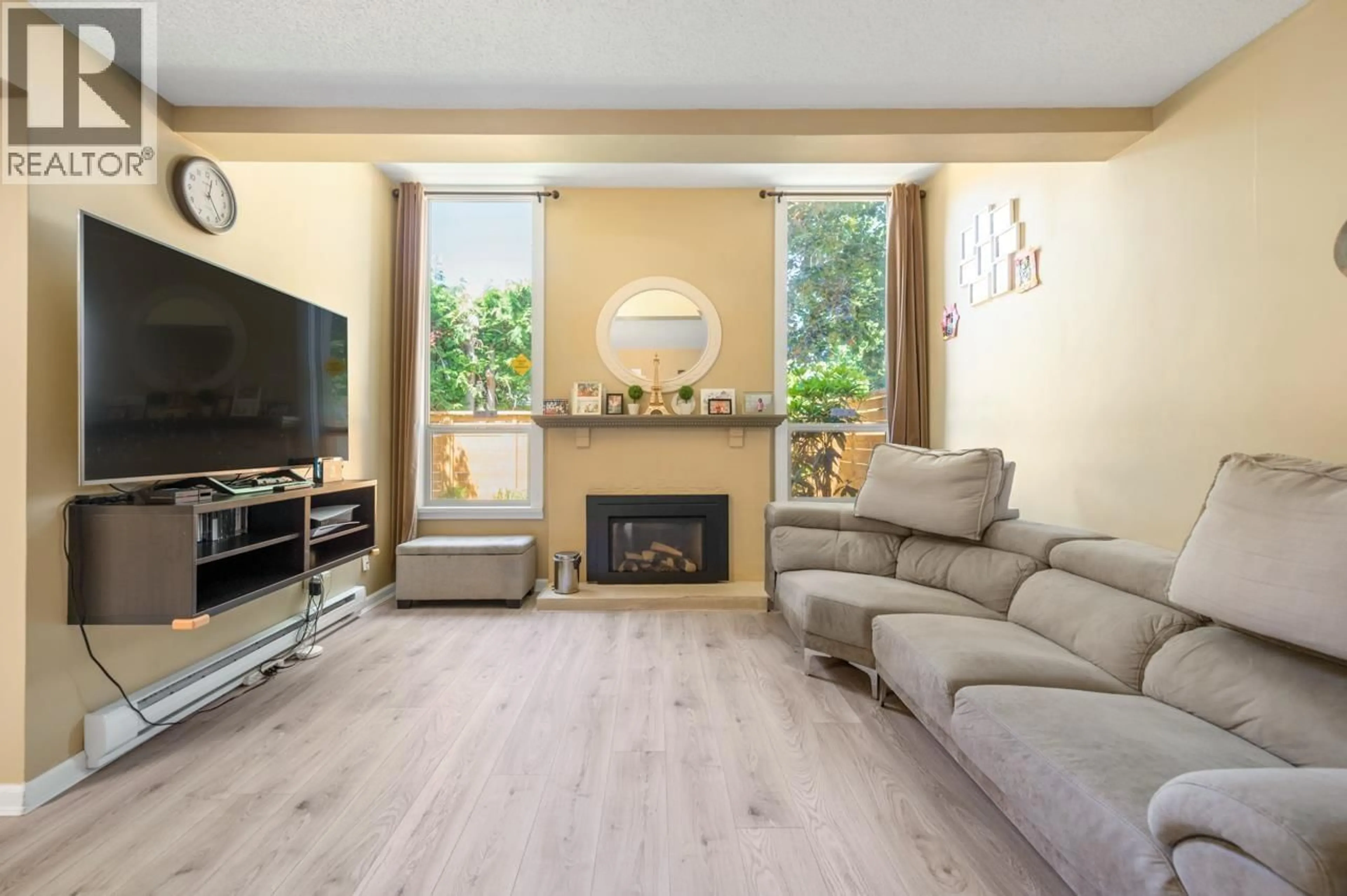 Living room with furniture, wood/laminate floor for 73 - 6880 LUCAS ROAD, Richmond British Columbia V7C4T8