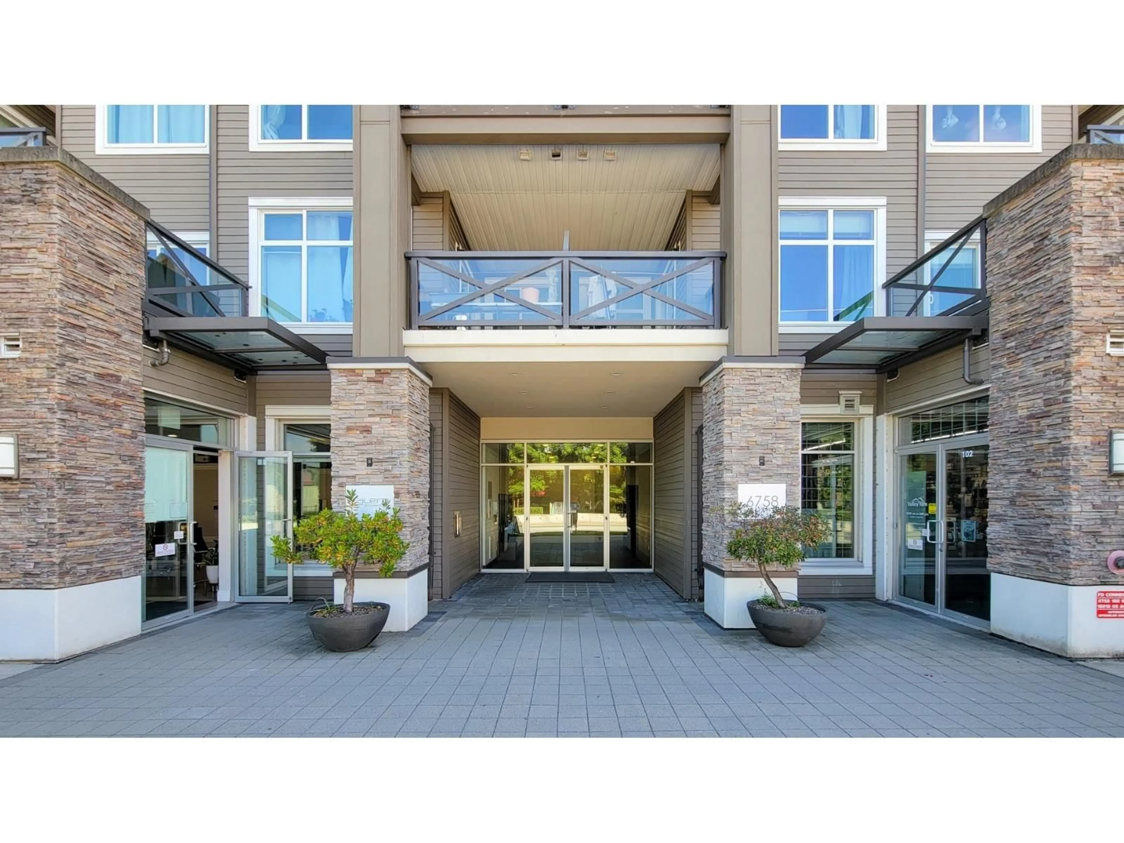 Indoor foyer for 461 - 6758 188 STREET, Surrey British Columbia V4N6K2