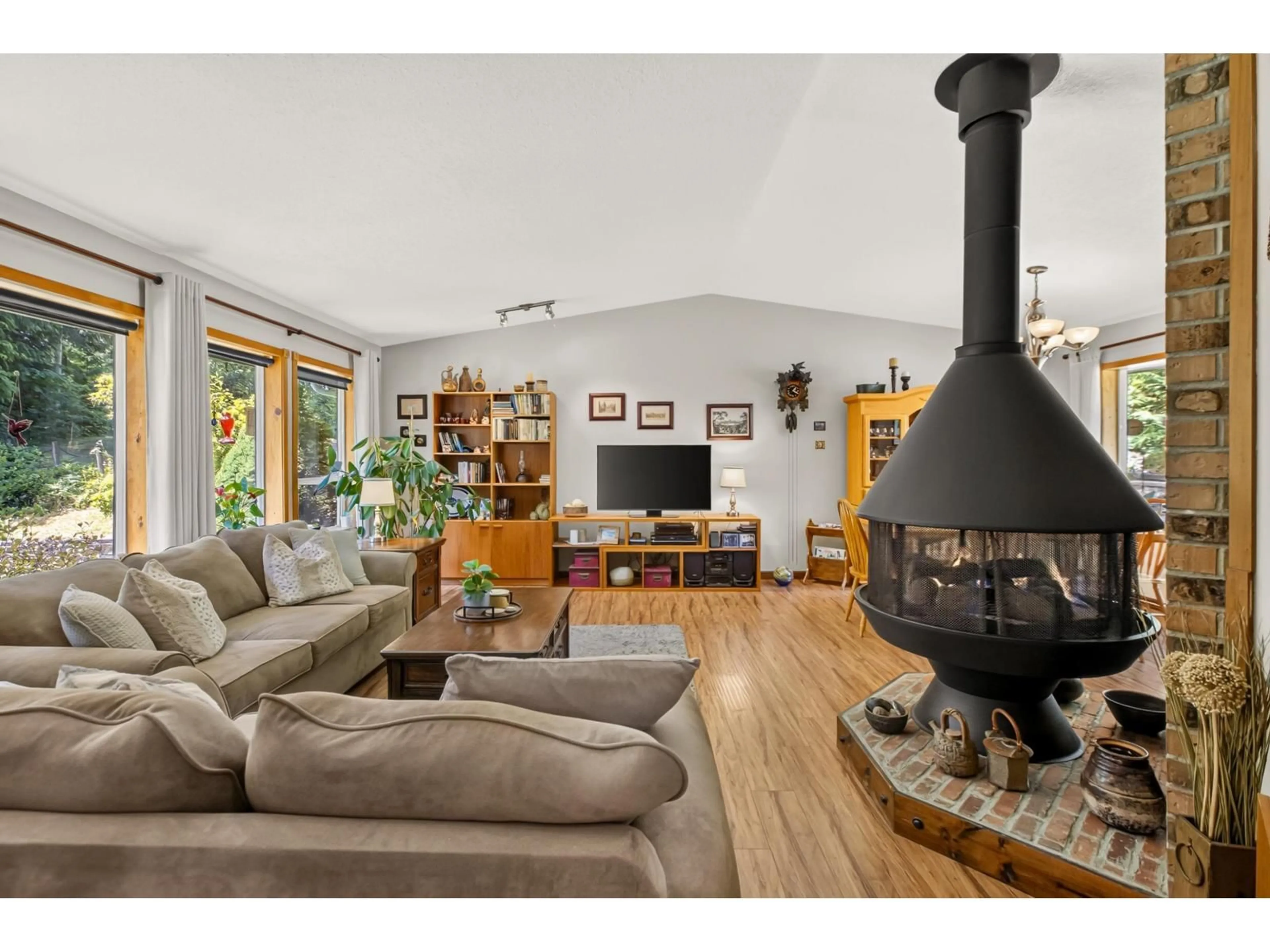 Living room with furniture, wood/laminate floor for 9676 WOLFE STREET, Mission British Columbia V4S1H1