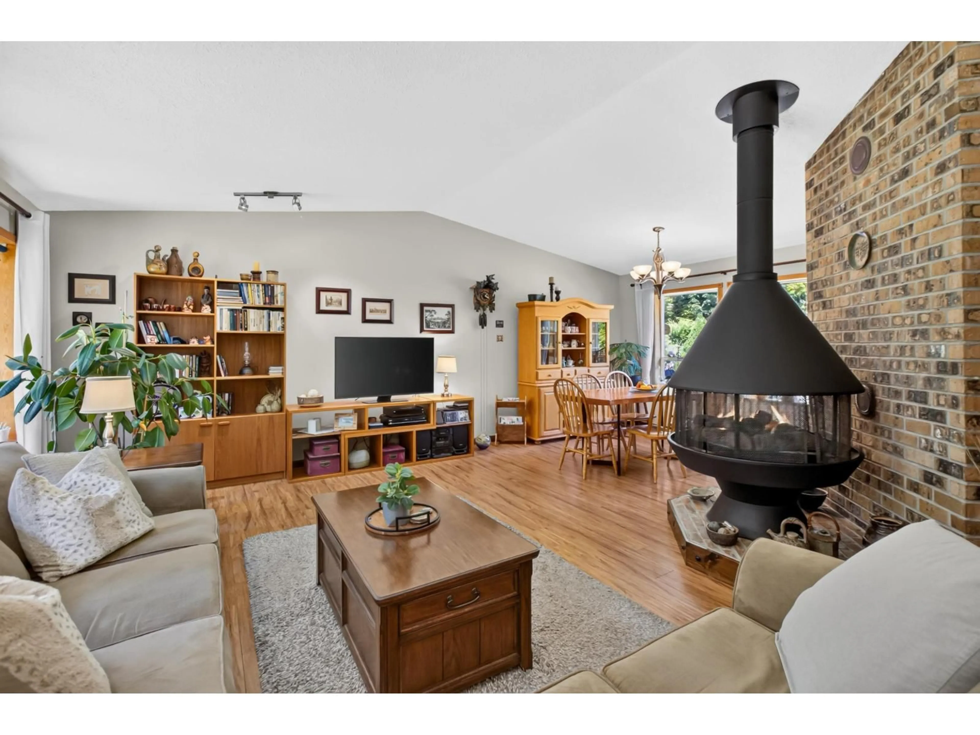 Living room with furniture, wood/laminate floor for 9676 WOLFE STREET, Mission British Columbia V4S1H1