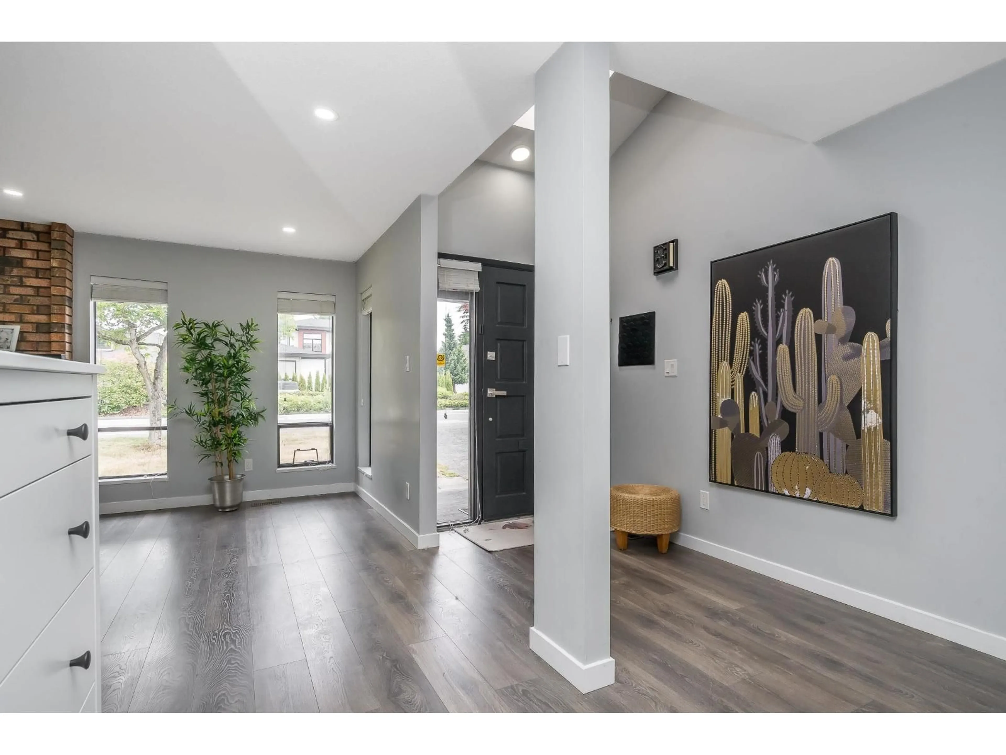 Indoor entryway for 14956 20 AVENUE, Surrey British Columbia V4A6T8