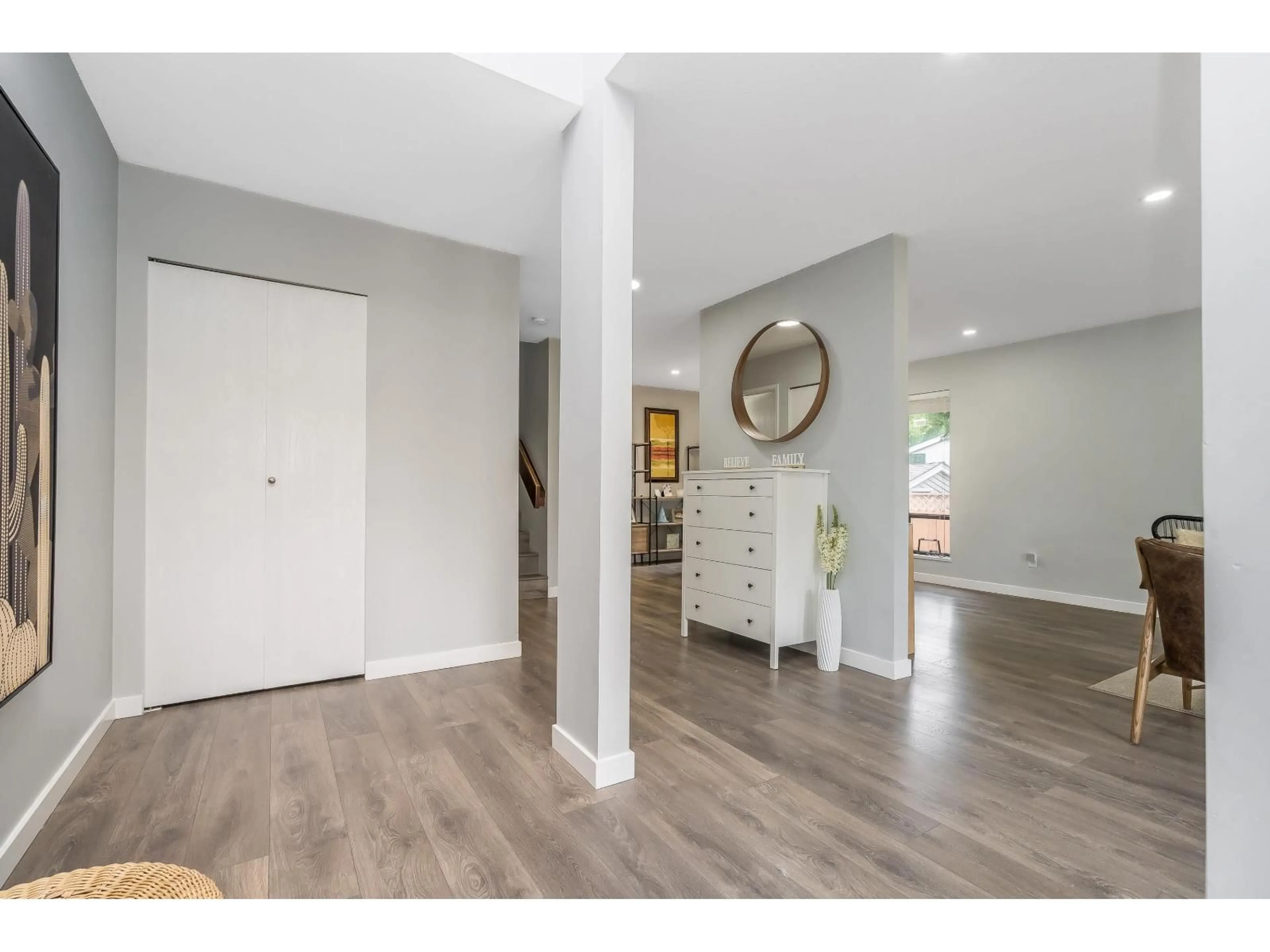 Indoor entryway for 14956 20 AVENUE, Surrey British Columbia V4A6T8