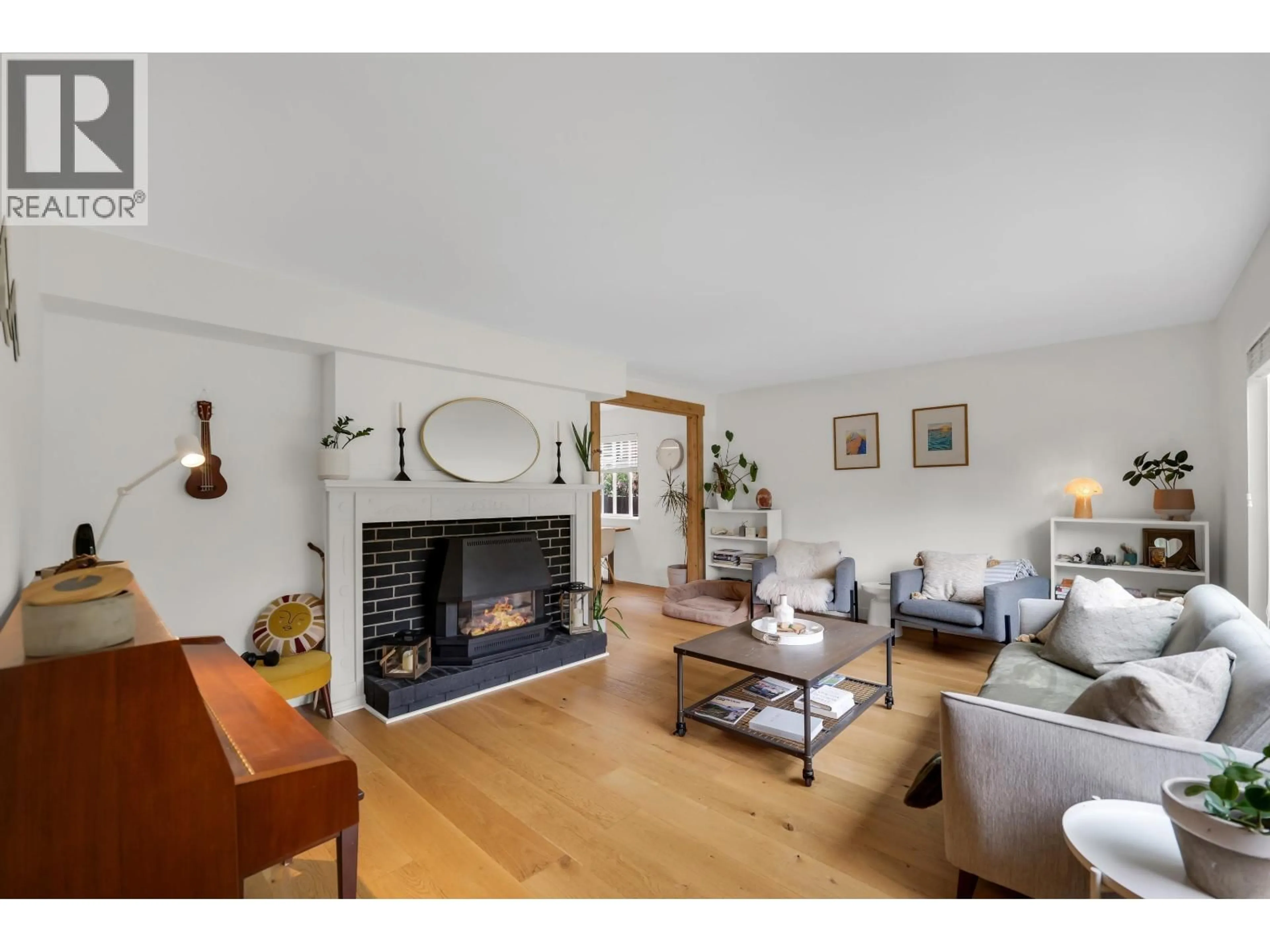 Living room with furniture, wood/laminate floor for 41318 KINGSWOOD ROAD, Squamish British Columbia V0N1T0