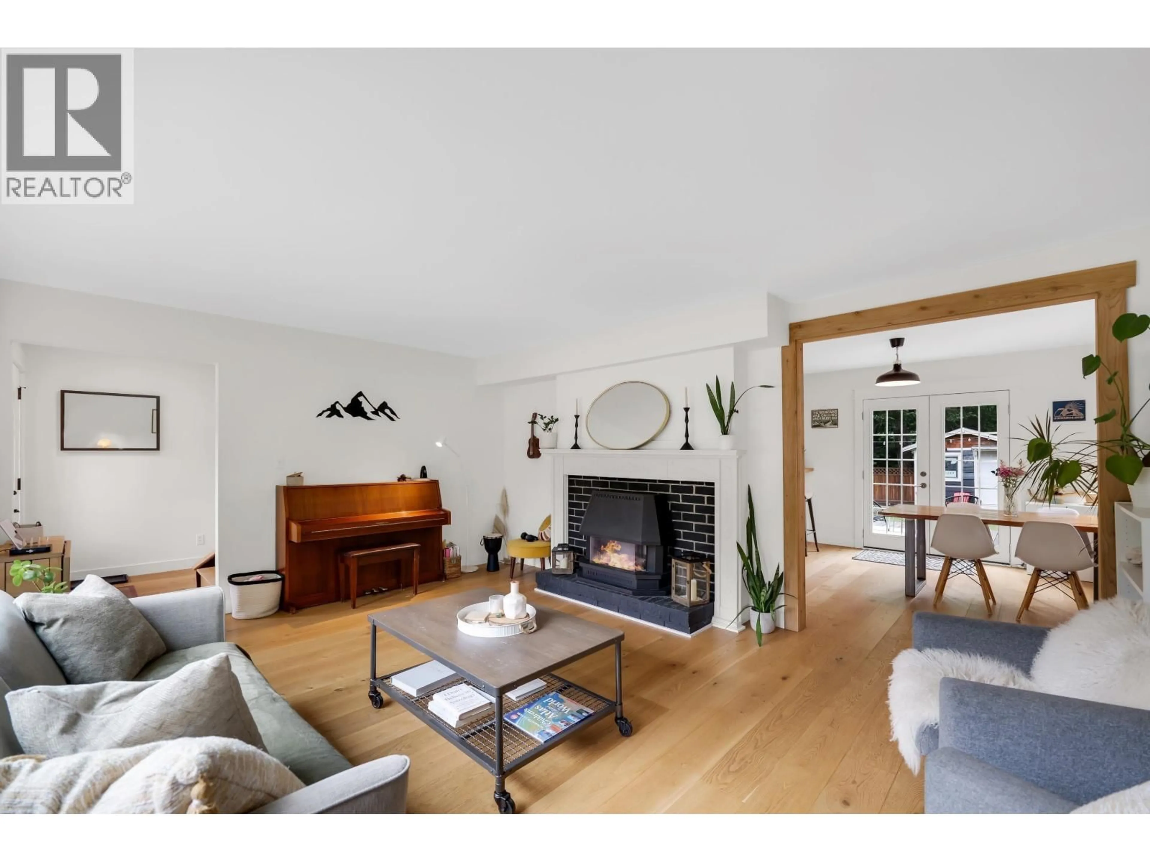 Living room with furniture, wood/laminate floor for 41318 KINGSWOOD ROAD, Squamish British Columbia V0N1T0