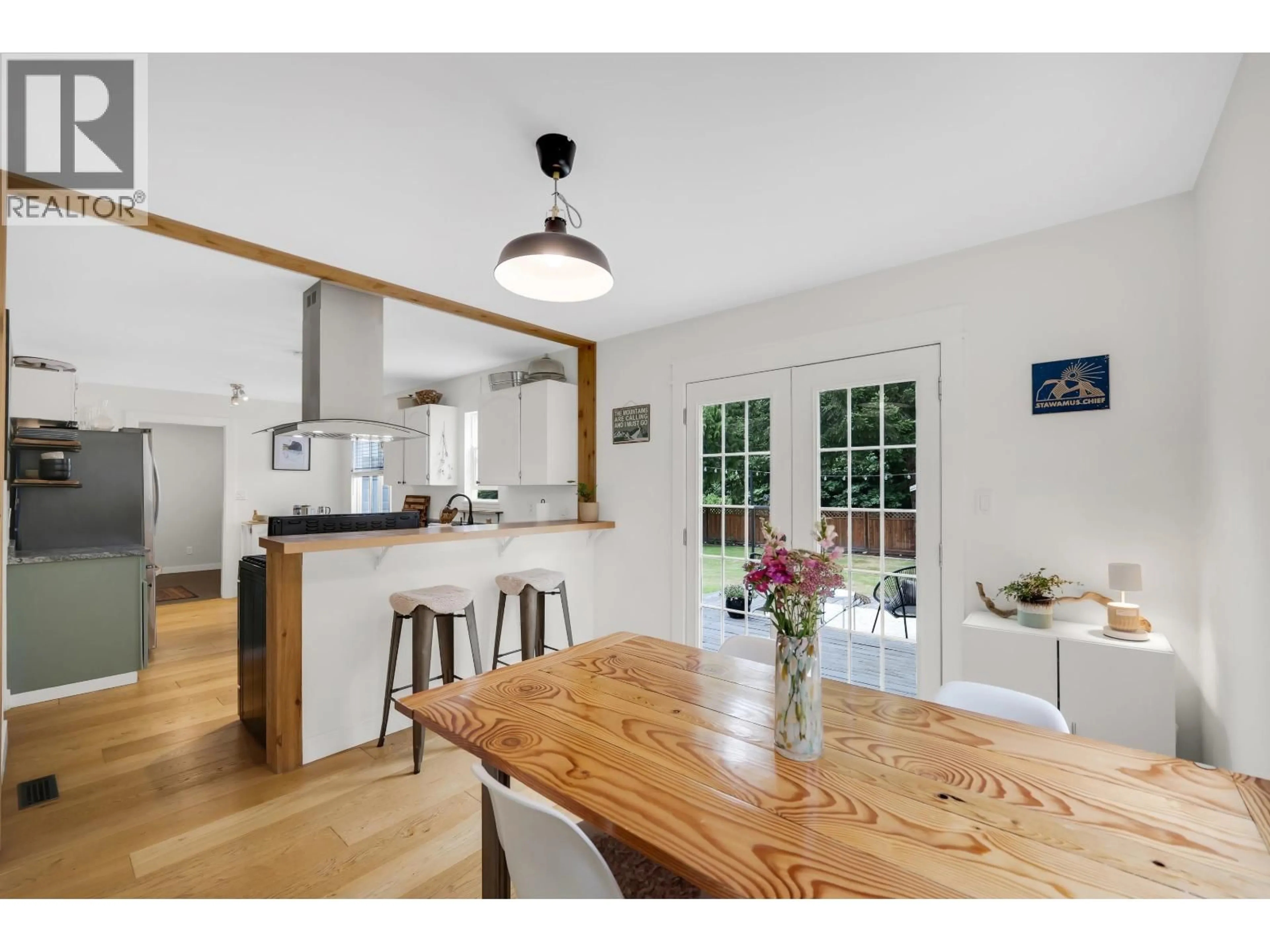 Open concept kitchen, wood/laminate floor for 41318 KINGSWOOD ROAD, Squamish British Columbia V0N1T0