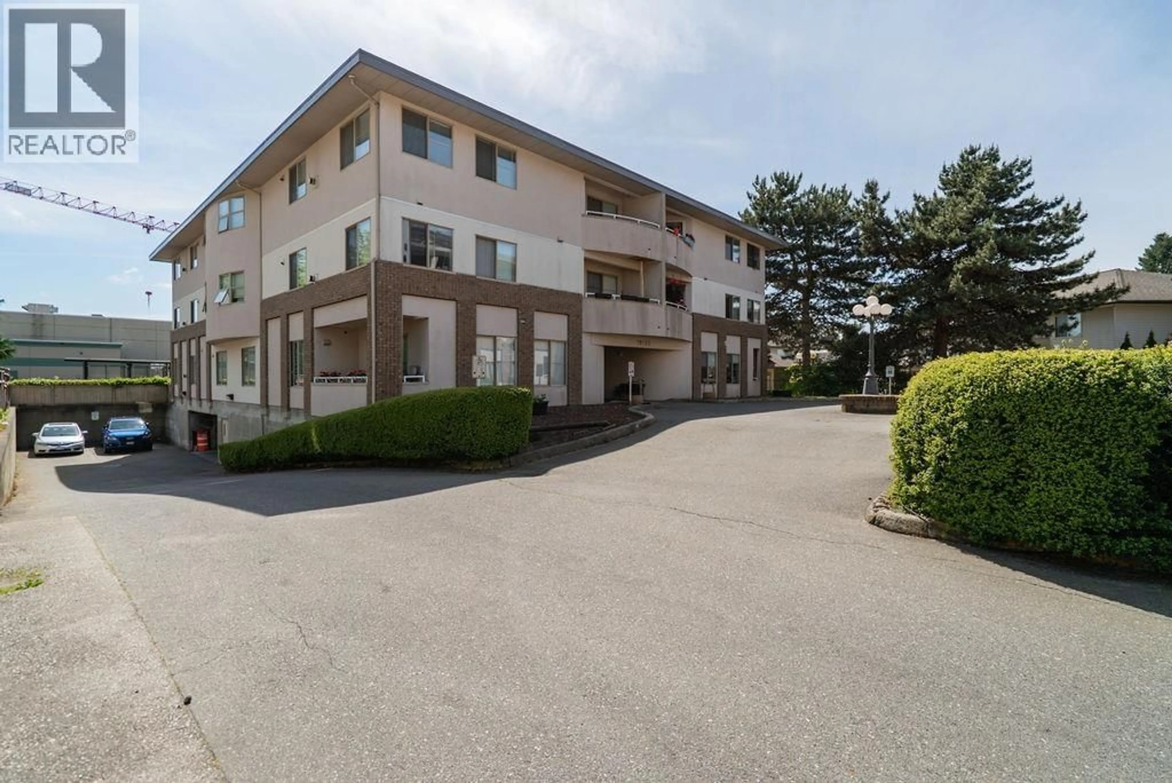 Patio, building for 203 - 19130 FORD ROAD, Pitt Meadows British Columbia V3Y2P1