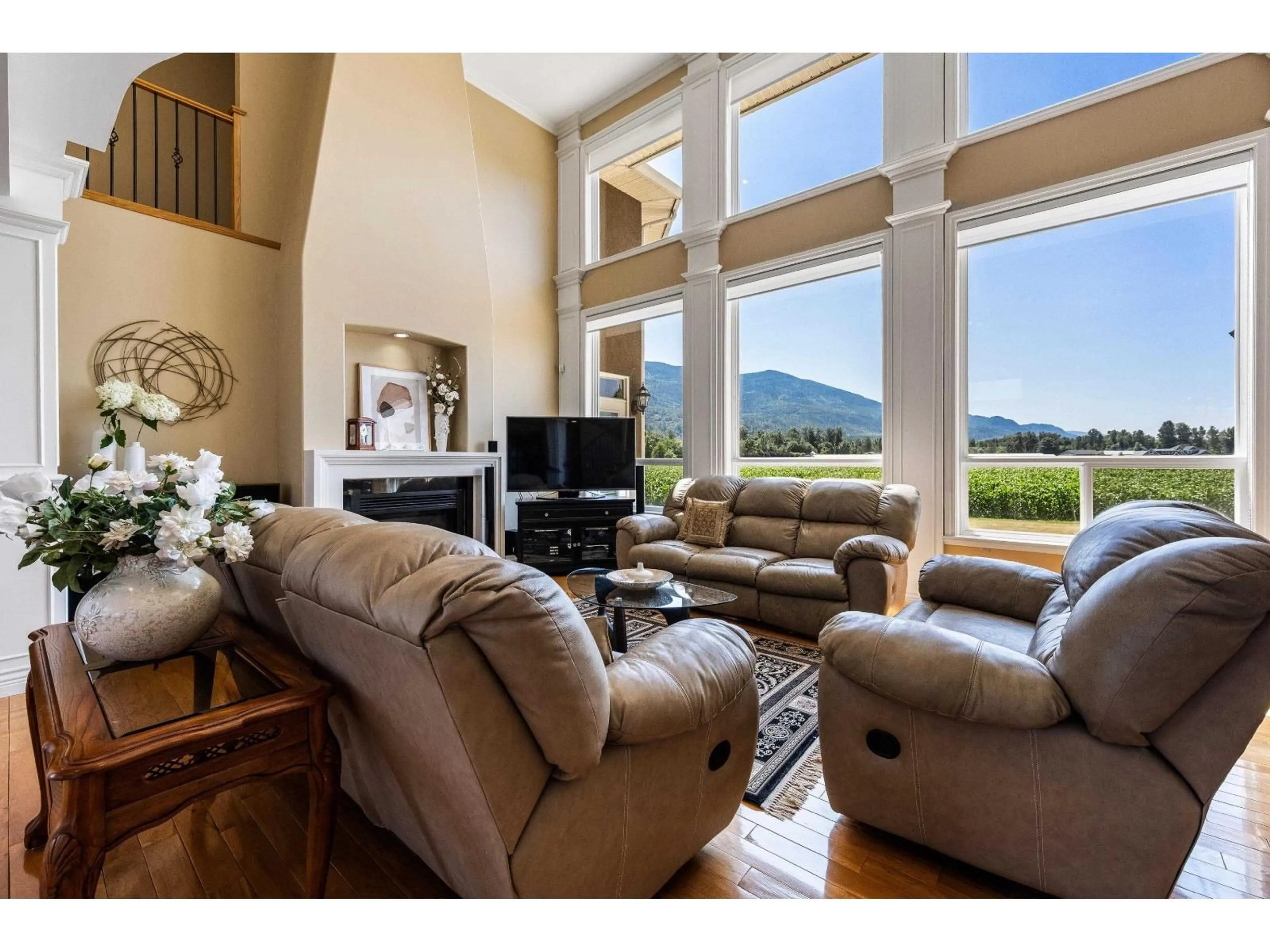 Living room with furniture, unknown for 43052 KEITH WILSON ROAD, Sardis - Greendale British Columbia V2R4B4