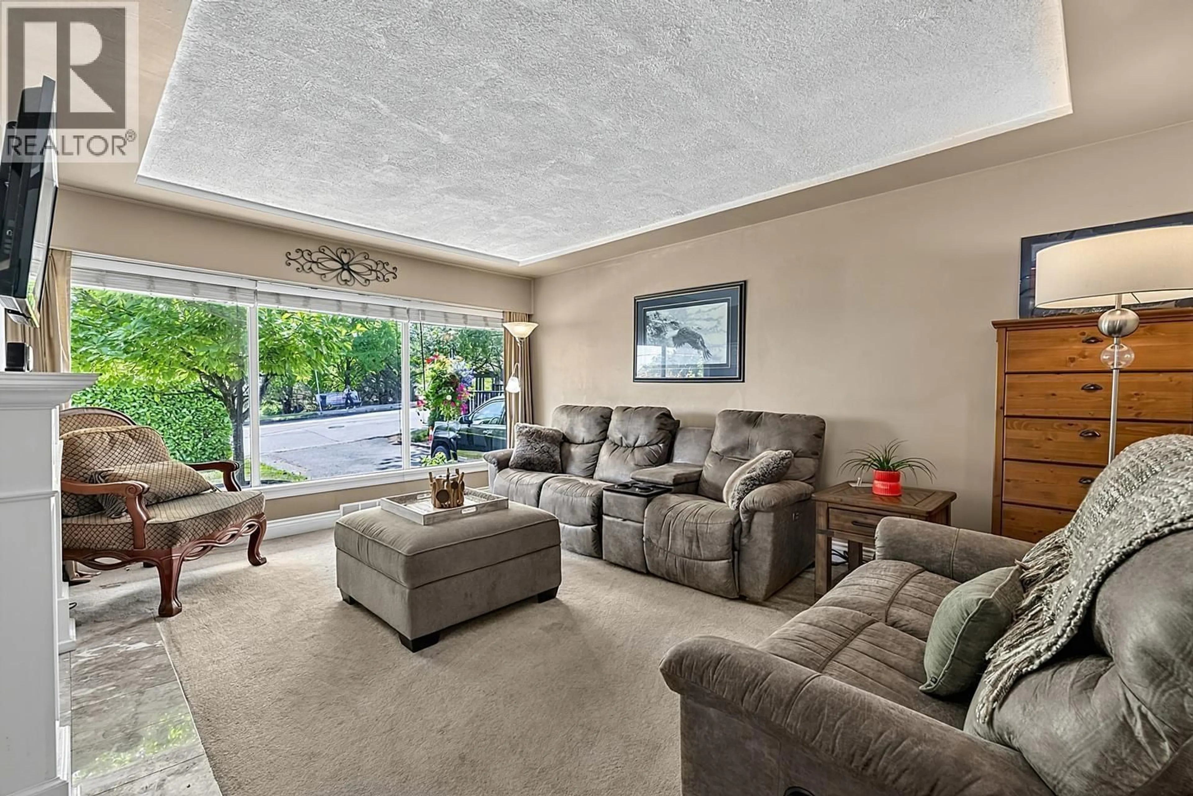 Living room with furniture, carpet floor for 415 EIGHTH AVENUE, New Westminster British Columbia V5L4K9