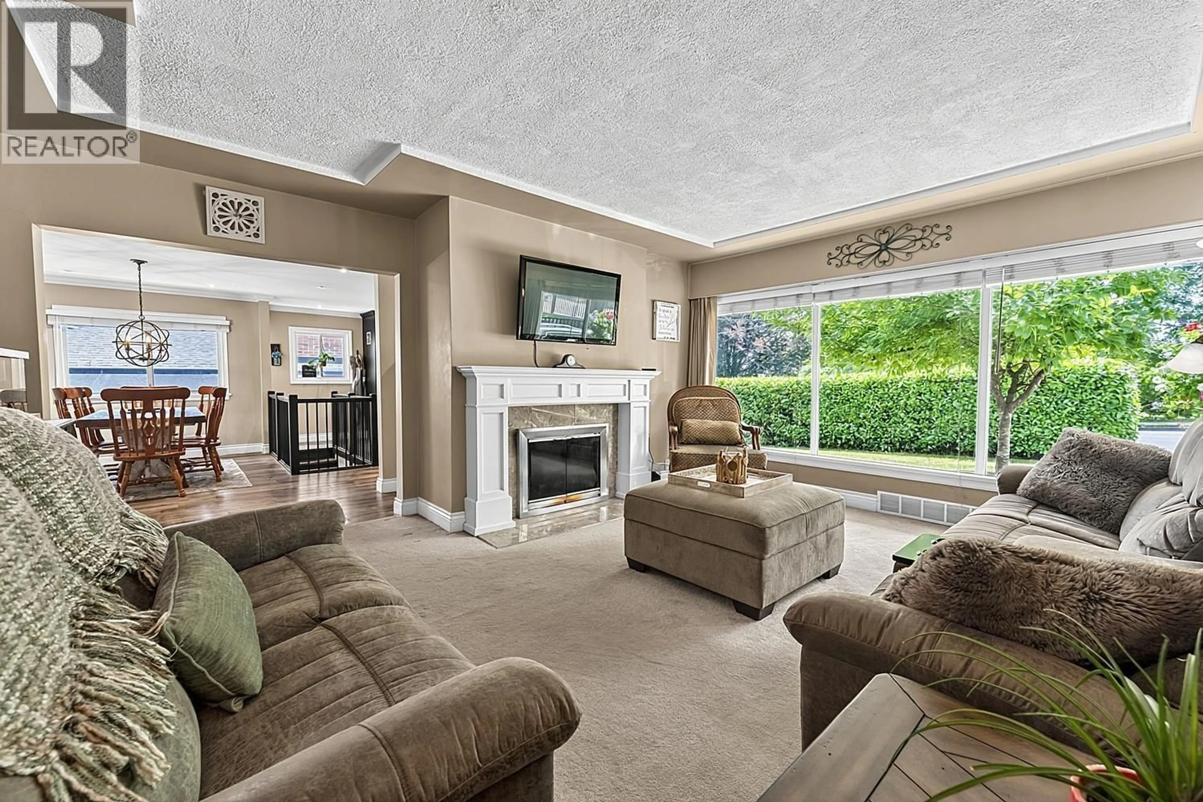 Living room with furniture, unknown for 415 EIGHTH AVENUE, New Westminster British Columbia V5L4K9