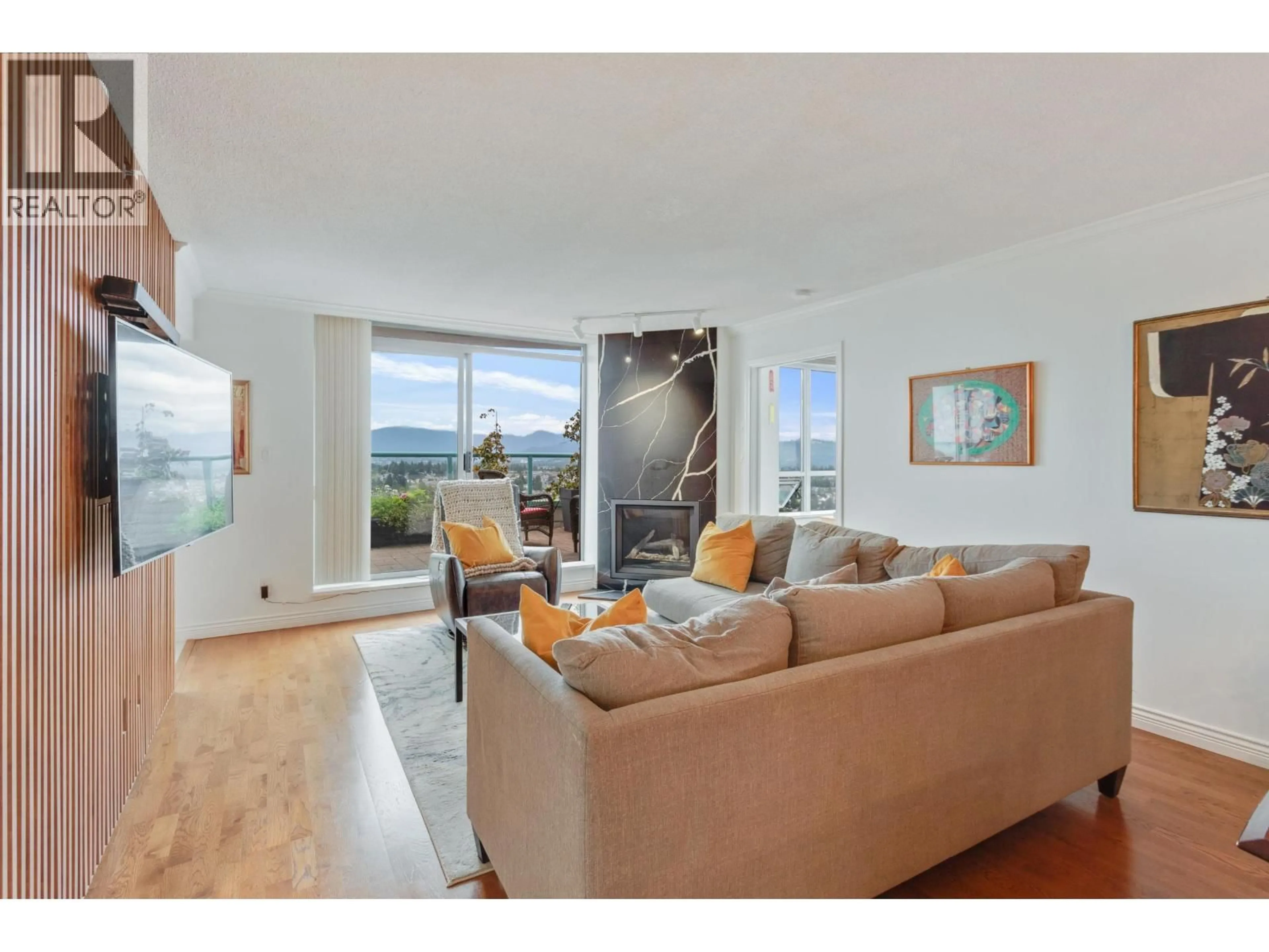 Living room with furniture, unknown for 2102 - 612 SIXTH STREET, New Westminster British Columbia V3L5V2
