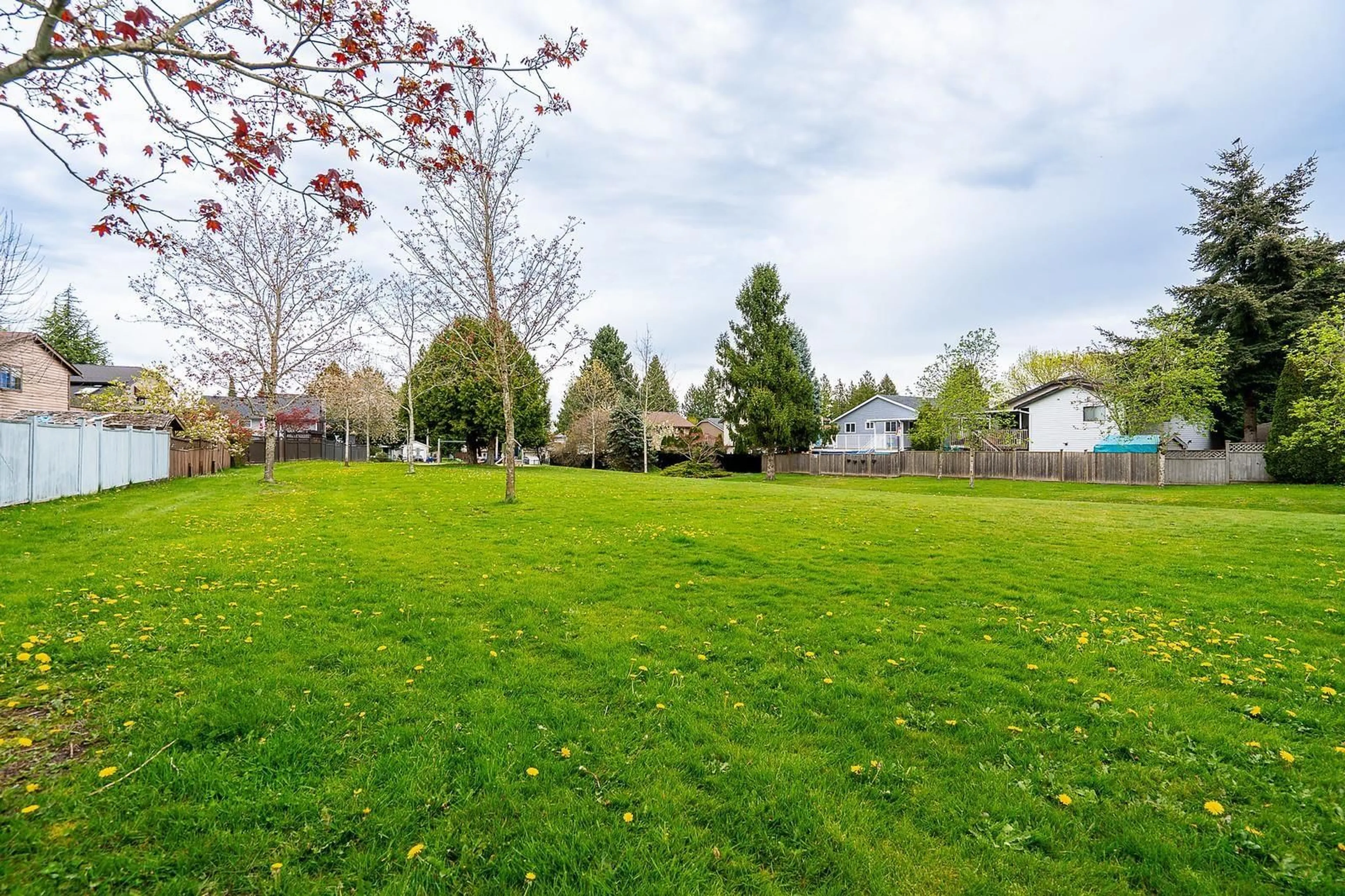 A pic from outside/outdoor area/front of a property/back of a property/a pic from drone, unknown for 6578 130A STREET, Surrey British Columbia V3W8M5