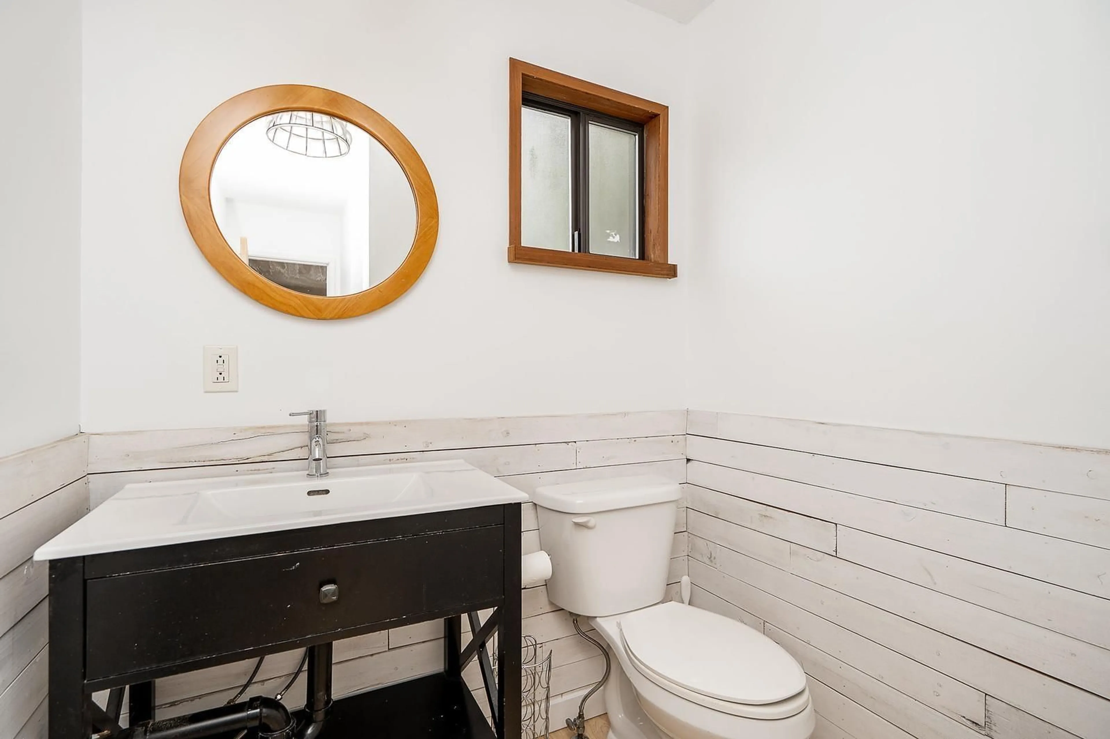 Standard bathroom, ceramic/tile floor for 6578 130A STREET, Surrey British Columbia V3W8M5