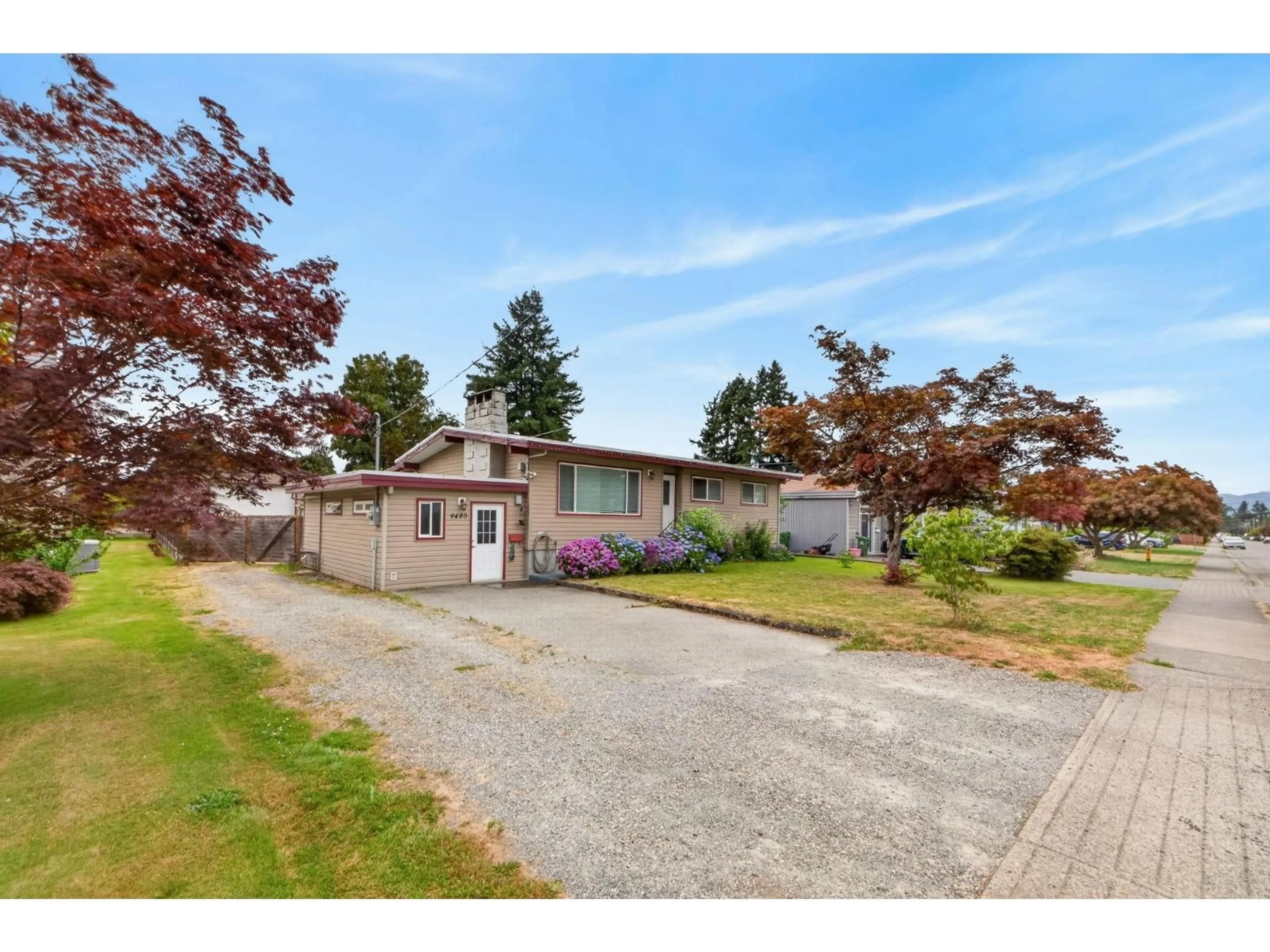A pic from outside/outdoor area/front of a property/back of a property/a pic from drone, street for 9485 CARLETON STREET, Chilliwack British Columbia V2P6E2