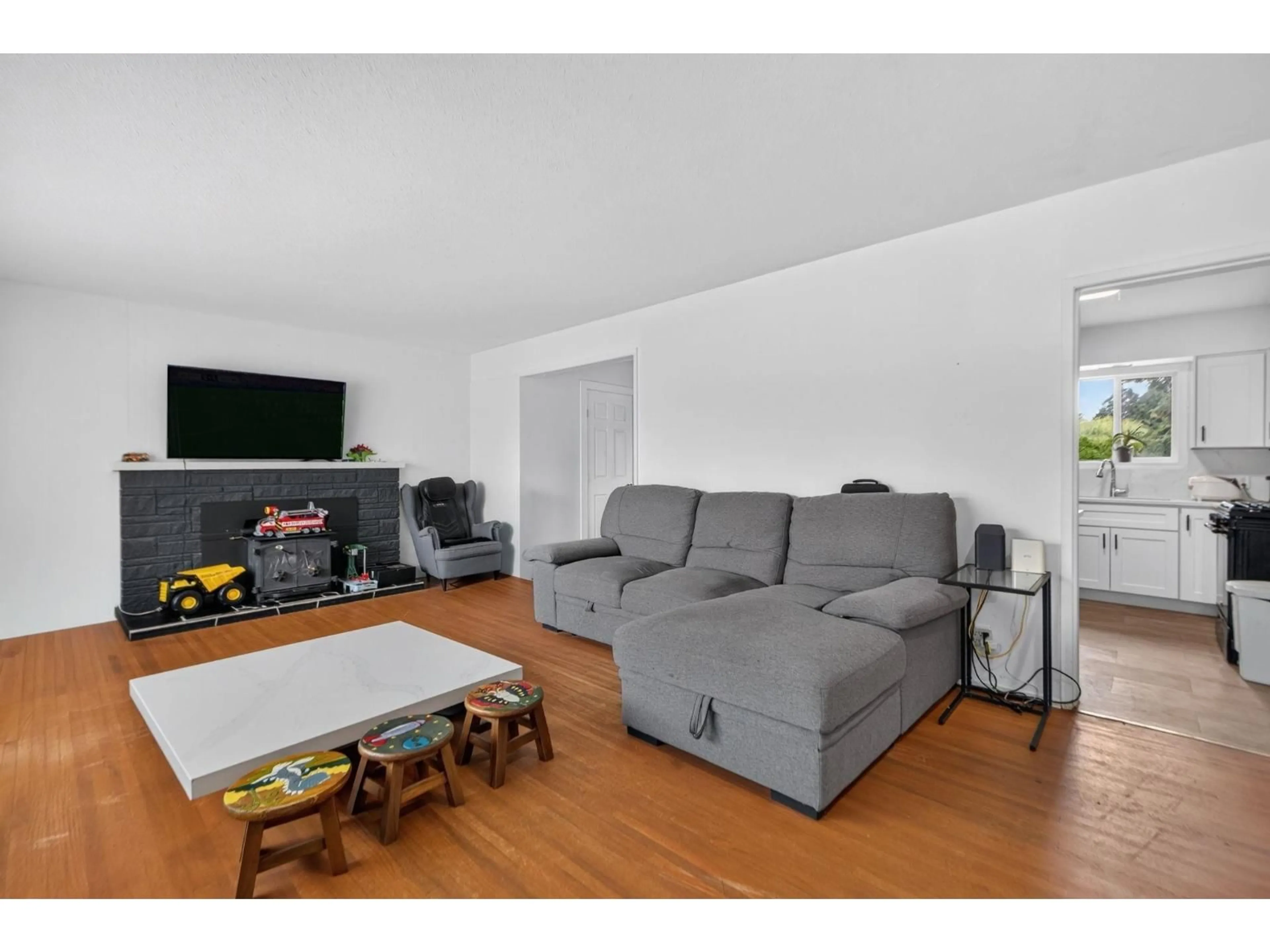 Living room with furniture, wood/laminate floor for 9485 CARLETON STREET, Chilliwack British Columbia V2P6E2
