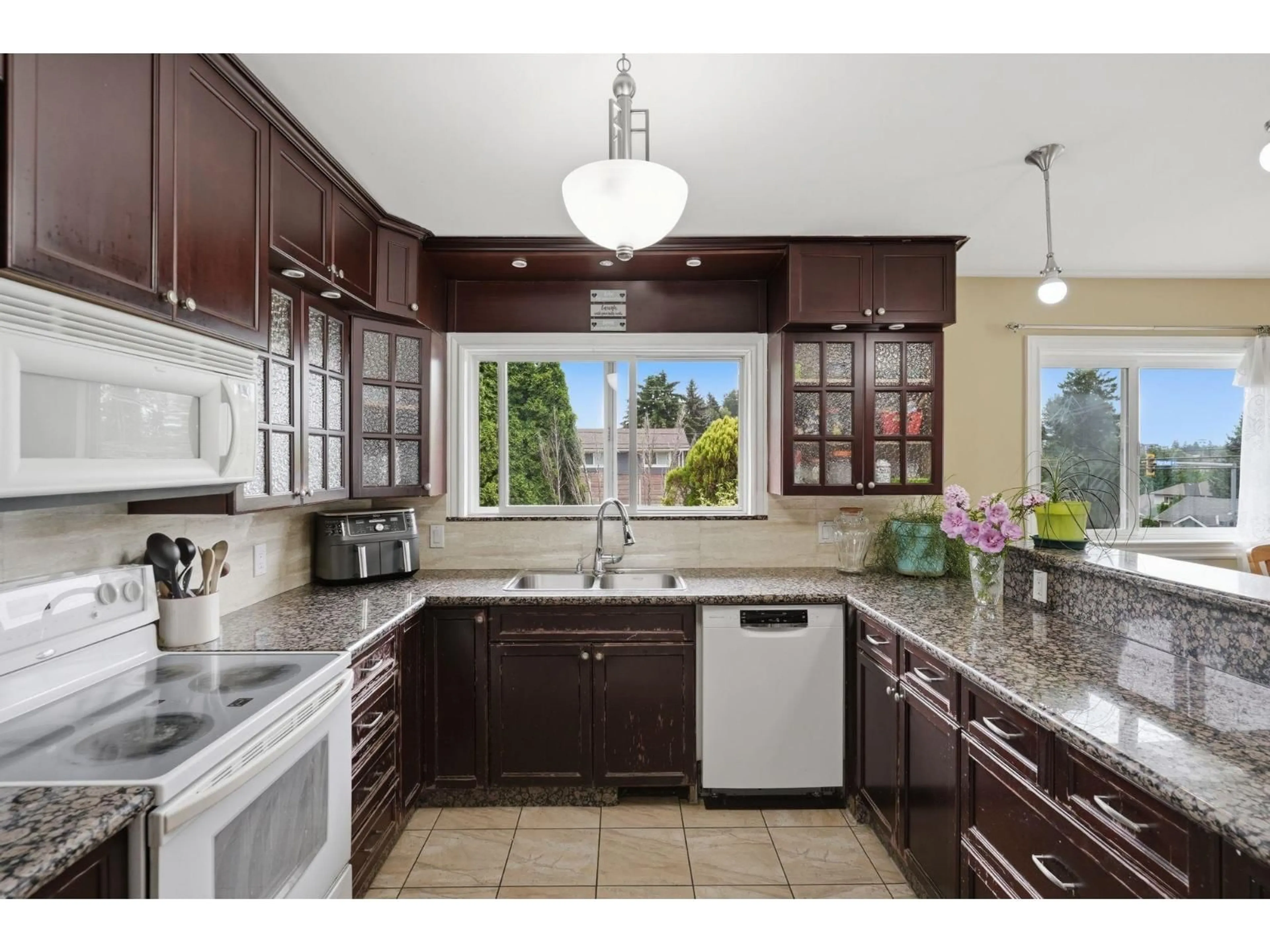 Open concept kitchen, ceramic/tile floor for 34017 MARSHALL ROAD, Abbotsford British Columbia V2S1L8