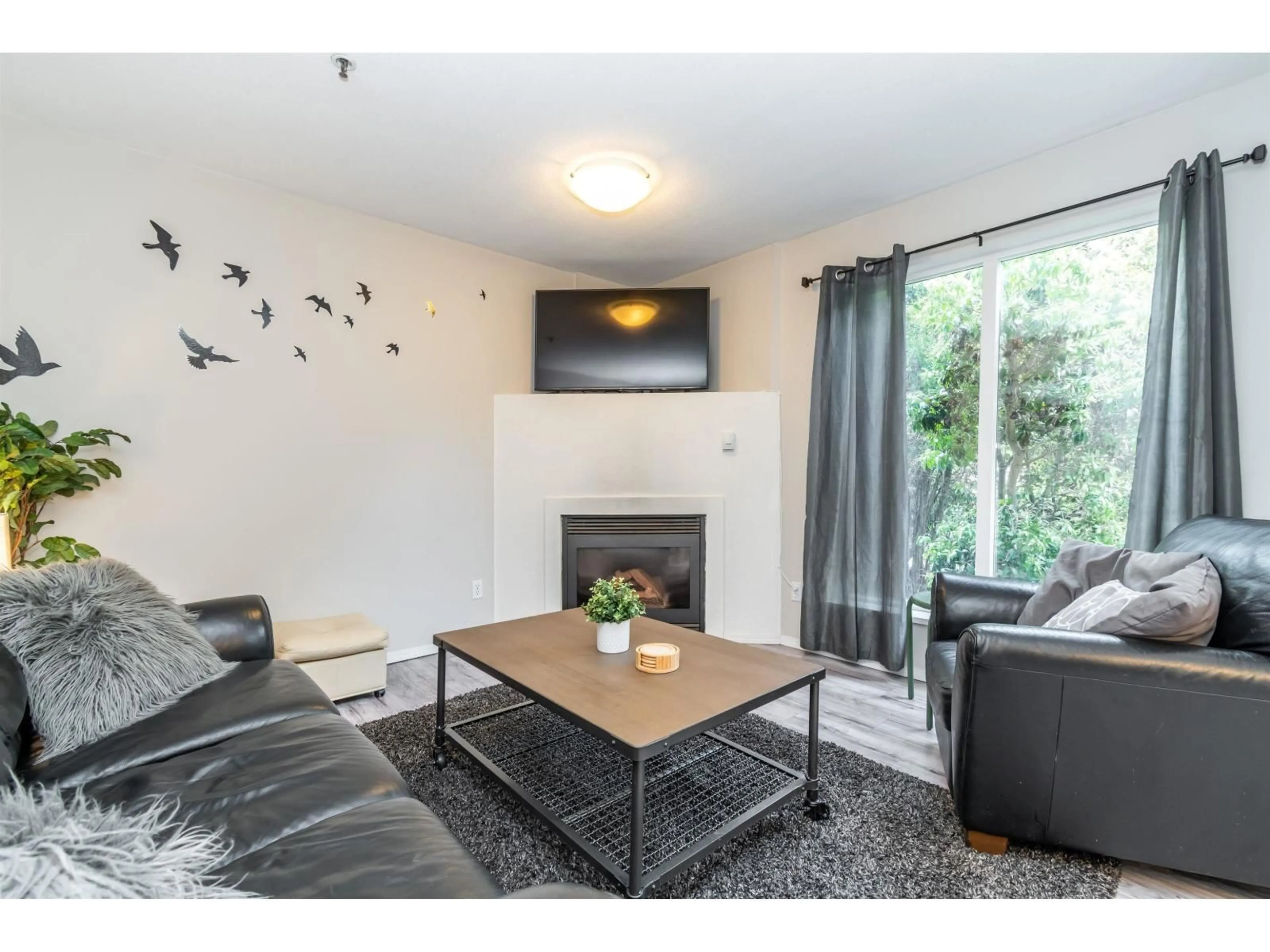 Living room with furniture, wood/laminate floor for 107 - 1275 SCOTT DRIVE, Hope British Columbia V0X1L4