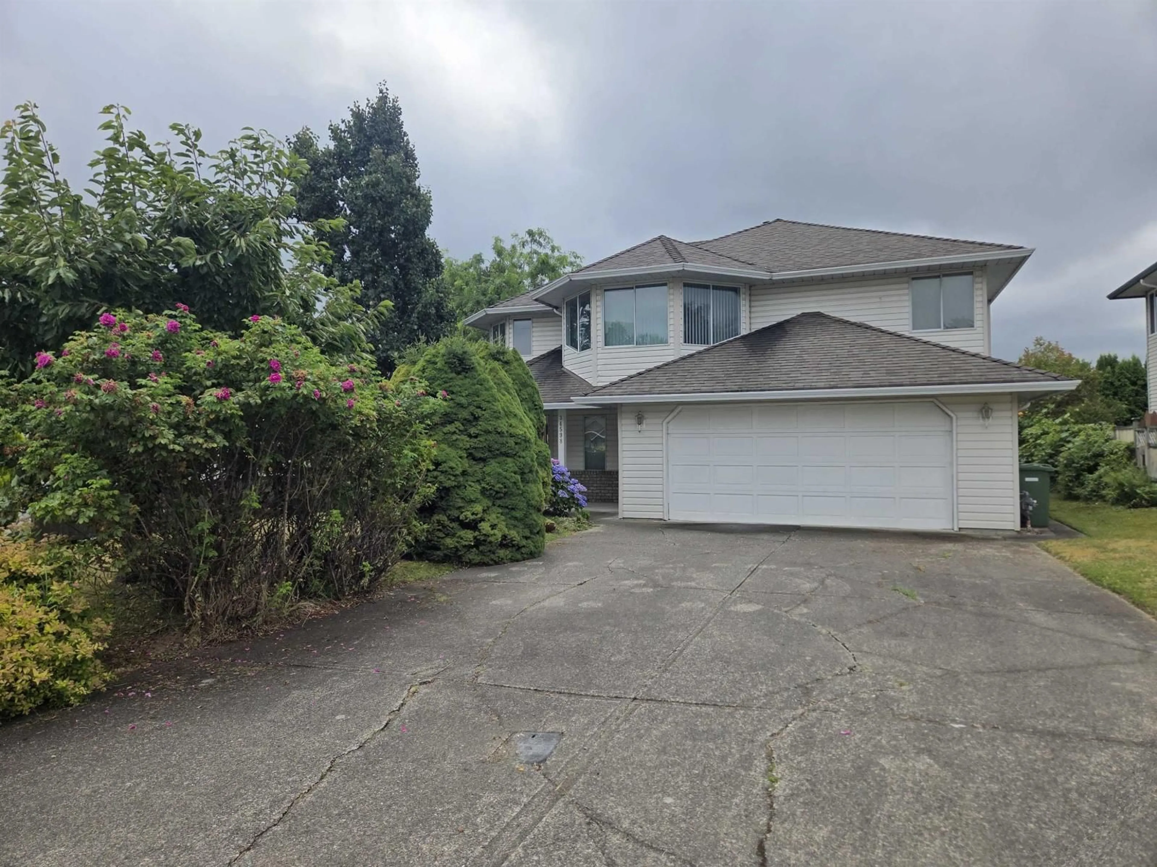 A pic from outside/outdoor area/front of a property/back of a property/a pic from drone, street for 34598 CALDER PLACE, Abbotsford British Columbia V2S7J1