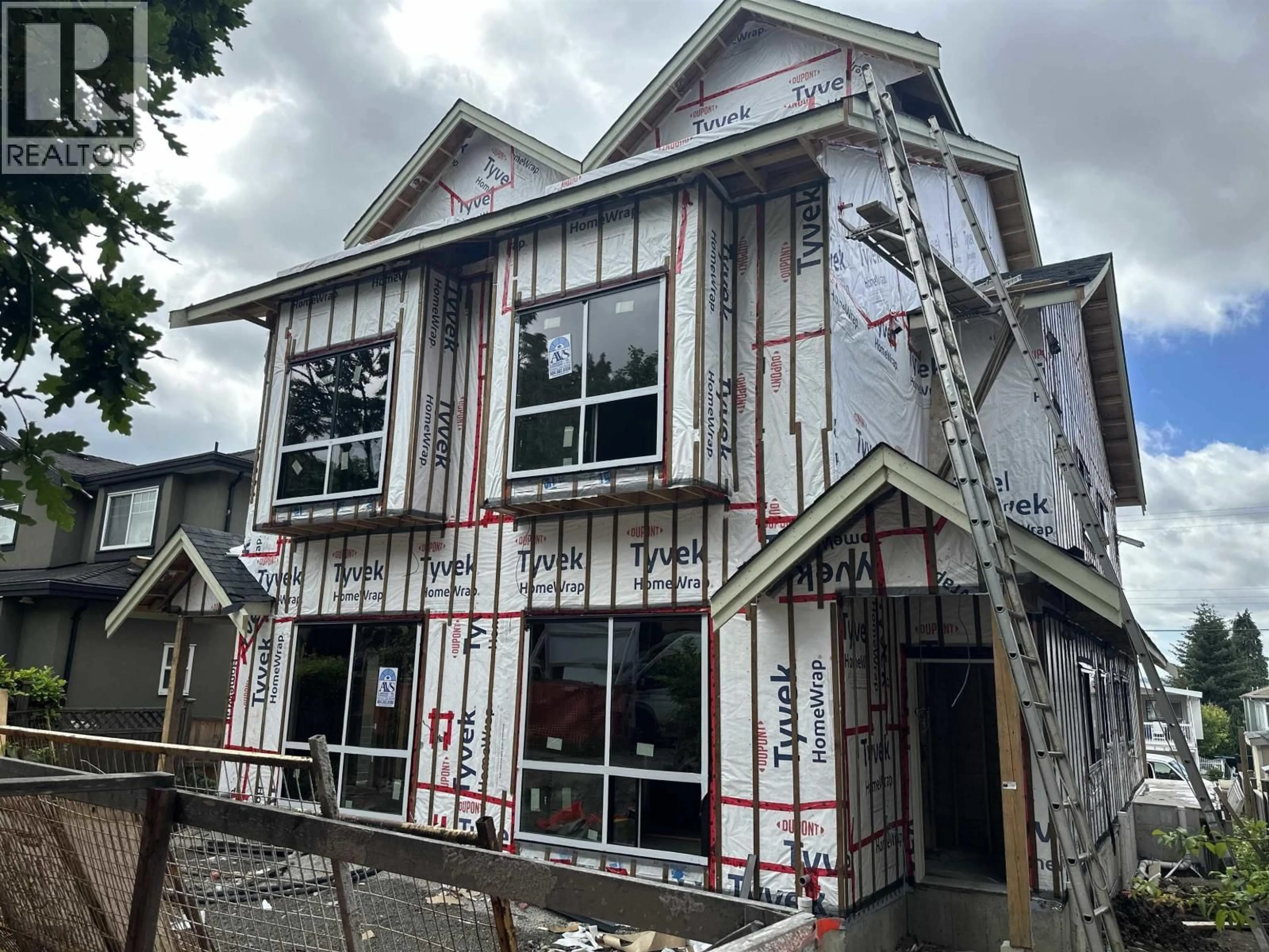 Home with vinyl exterior material, building for 1 - 3982 PENDER STREET, Burnaby British Columbia V5C2L6