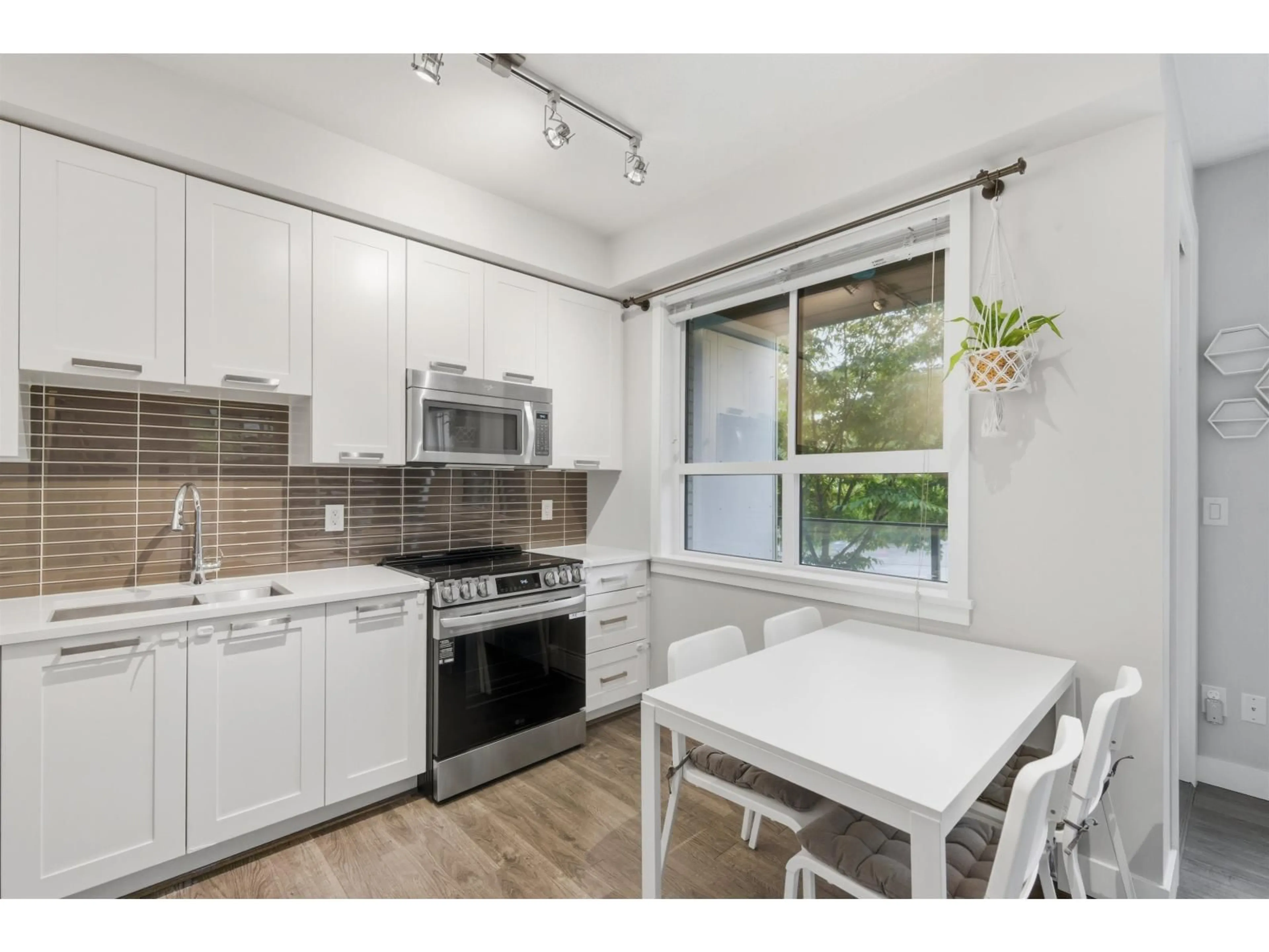 Standard kitchen, wood/laminate floor for 206 - 15388 105 AVENUE, Surrey British Columbia V3R0C4