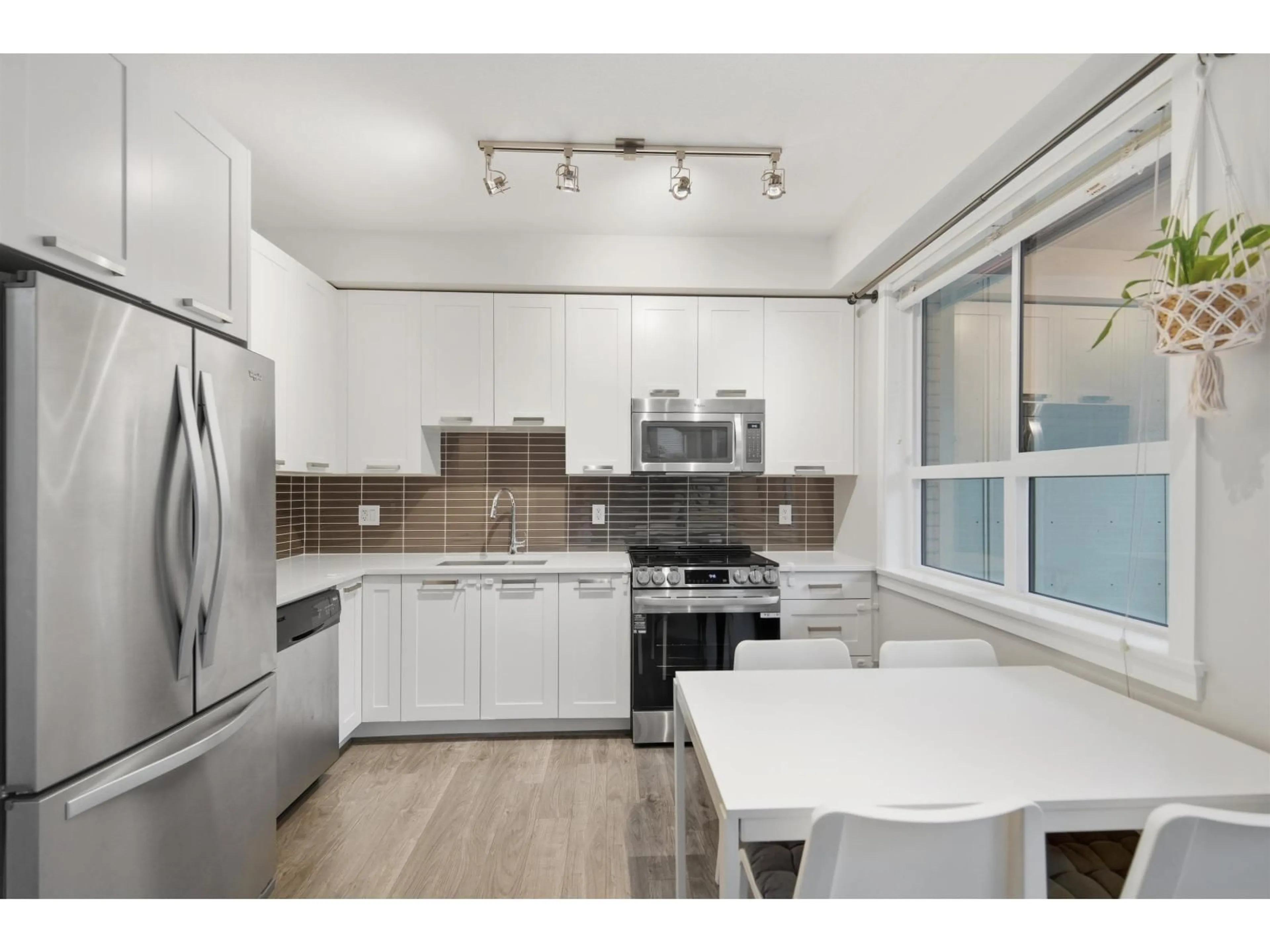 Unknown for 206 - 15388 105 AVENUE, Surrey British Columbia V3R0C4