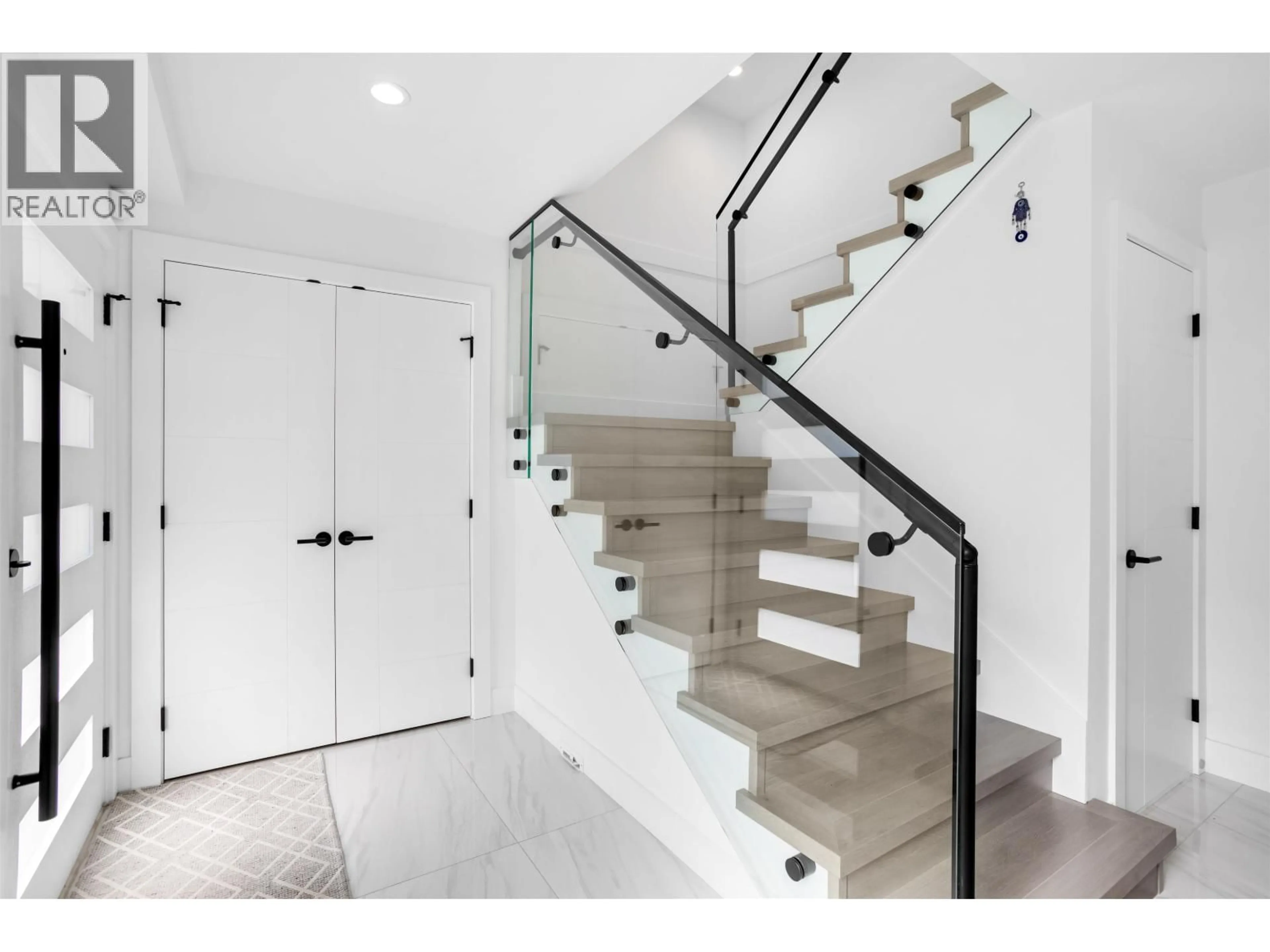 Stairs for 1012 AUGUSTA AVENUE, Burnaby British Columbia V5A2V4