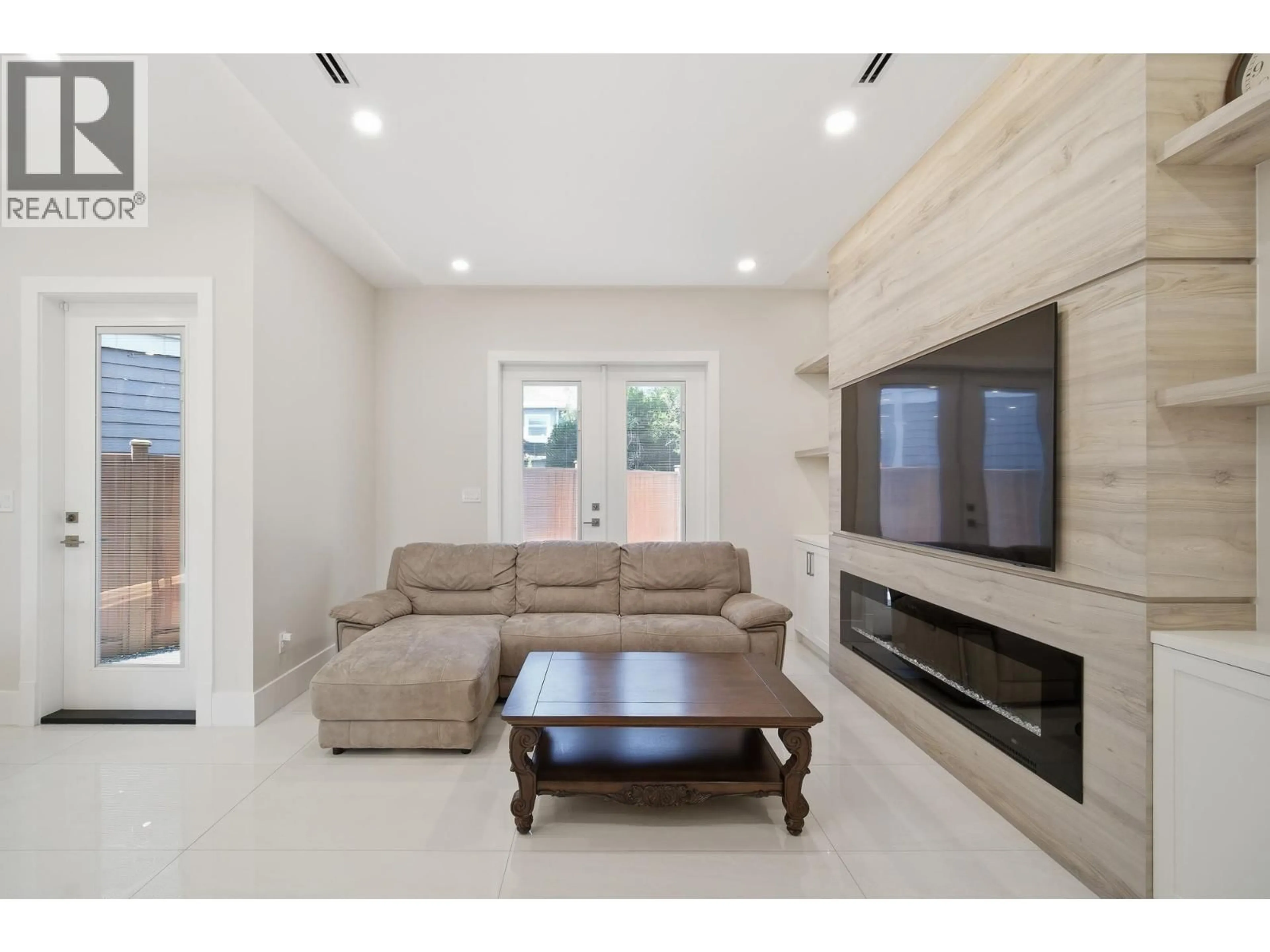 Living room with furniture, unknown for 6591 GOLDSMITH DRIVE, Richmond British Columbia V7E4G6