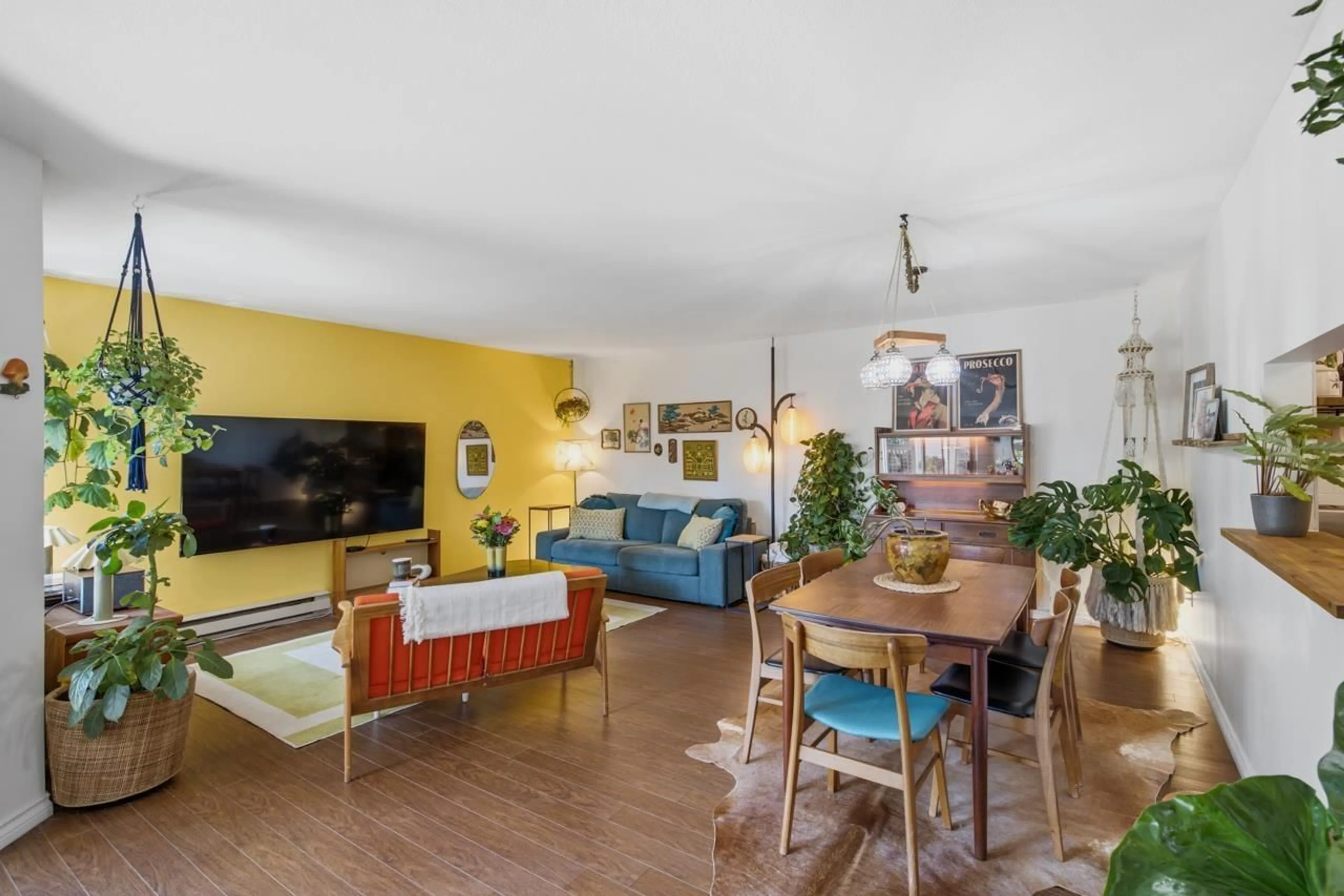 Living room with furniture, unknown for 219 - 15991 THRIFT AVENUE, White Rock British Columbia V4B2M9