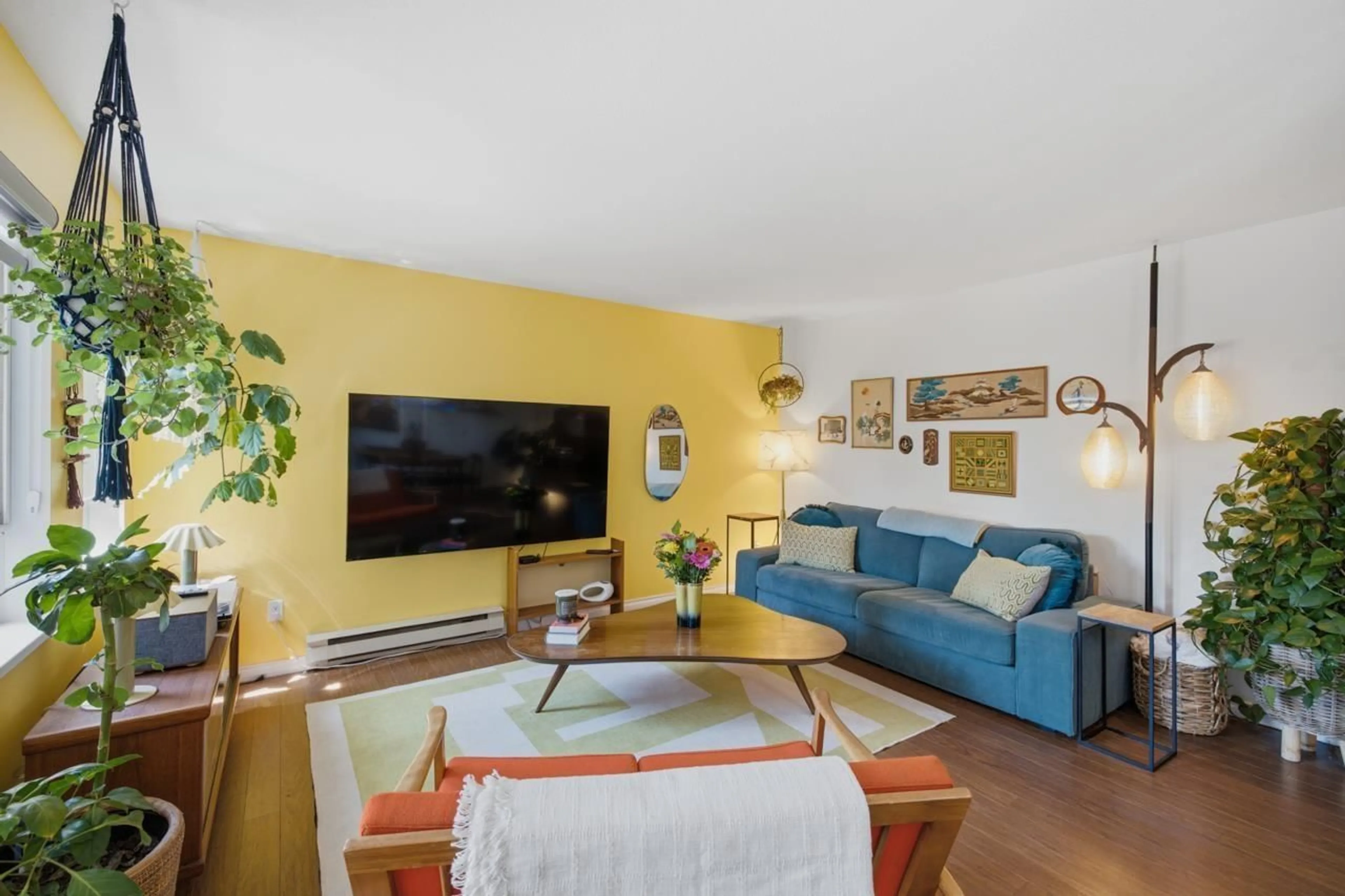 Living room with furniture, unknown for 219 - 15991 THRIFT AVENUE, White Rock British Columbia V4B2M9