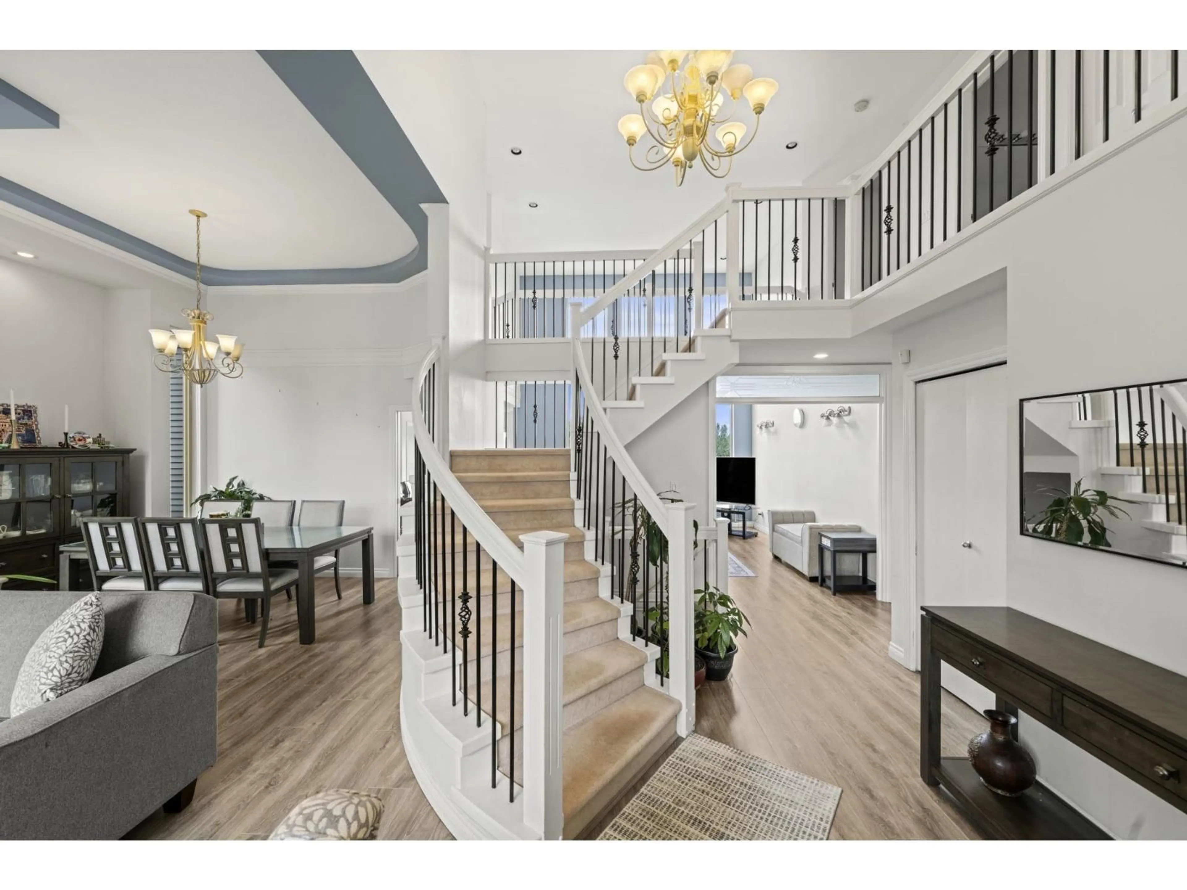 Indoor foyer for 14451 77 AVENUE, Surrey British Columbia V3S9K8