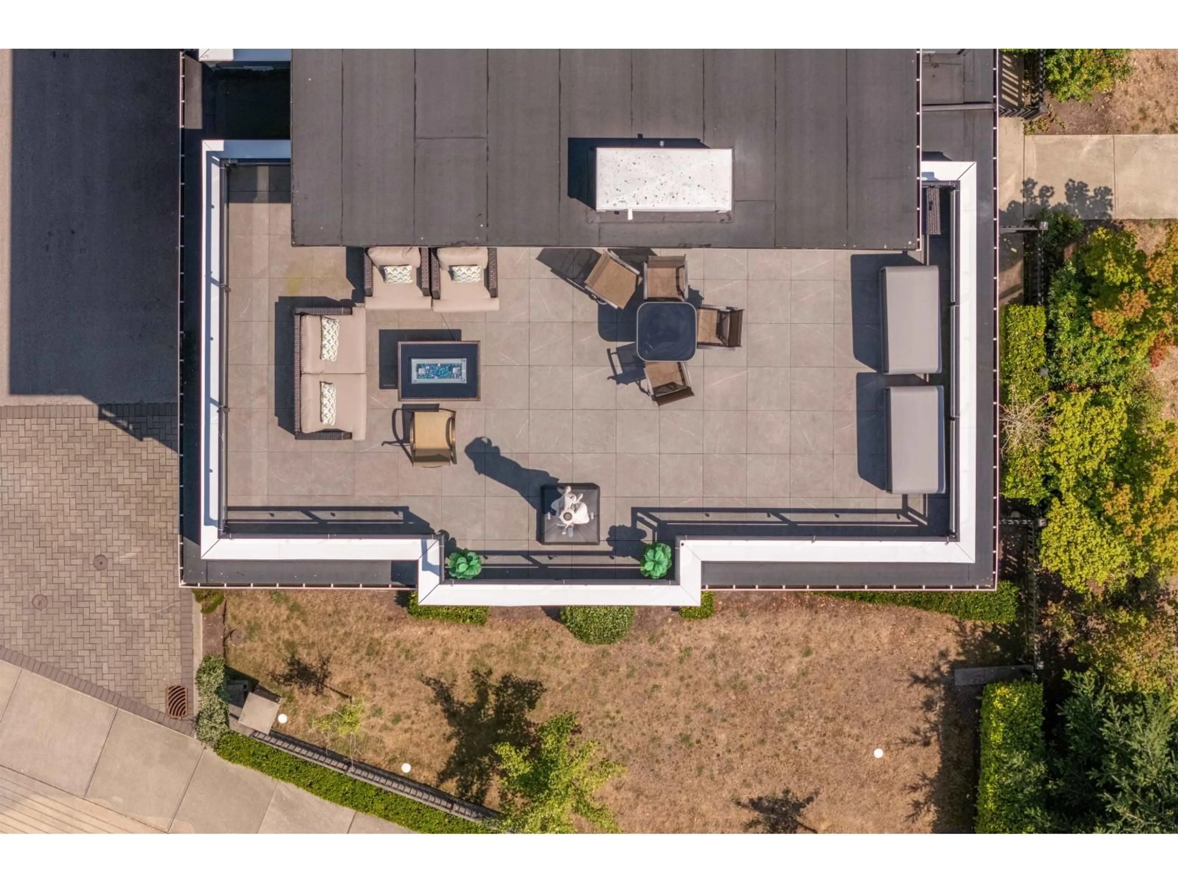A pic from outside/outdoor area/front of a property/back of a property/a pic from drone, street for 231 - 2218 OAK MEADOWS DRIVE, Surrey British Columbia V3S0L8
