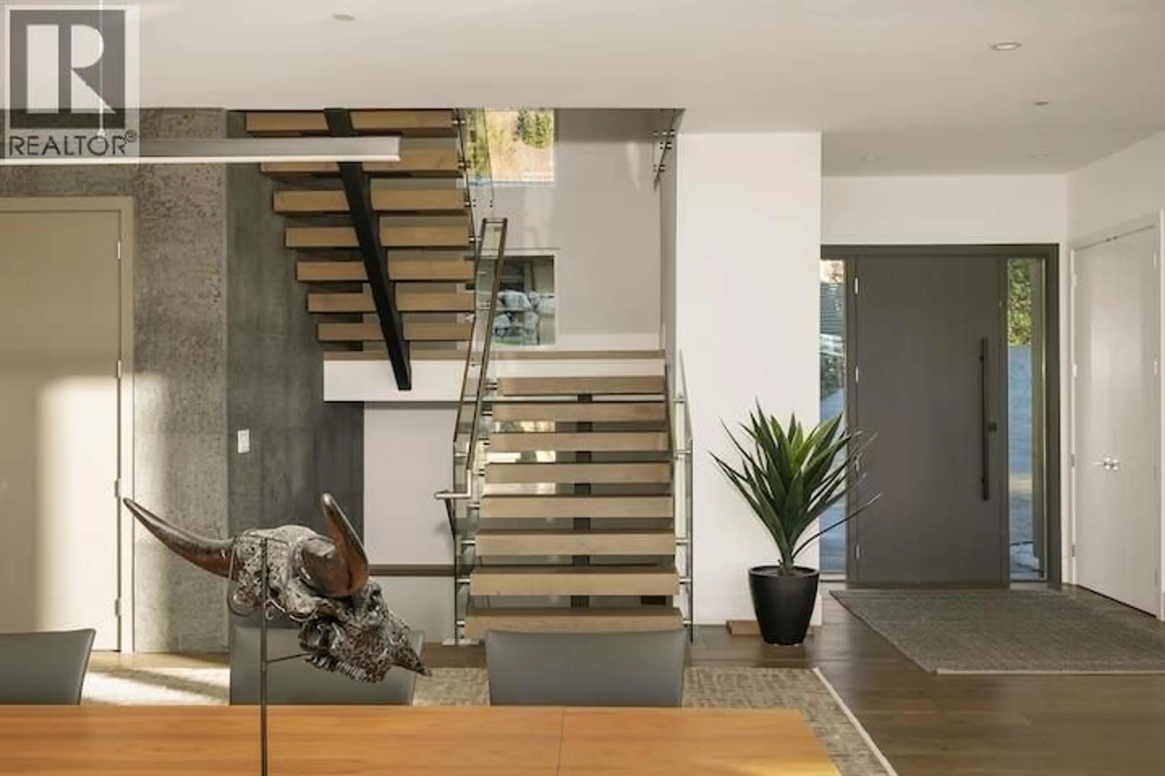 Indoor foyer for 205 KINSEY DRIVE, Anmore British Columbia V3H0G7