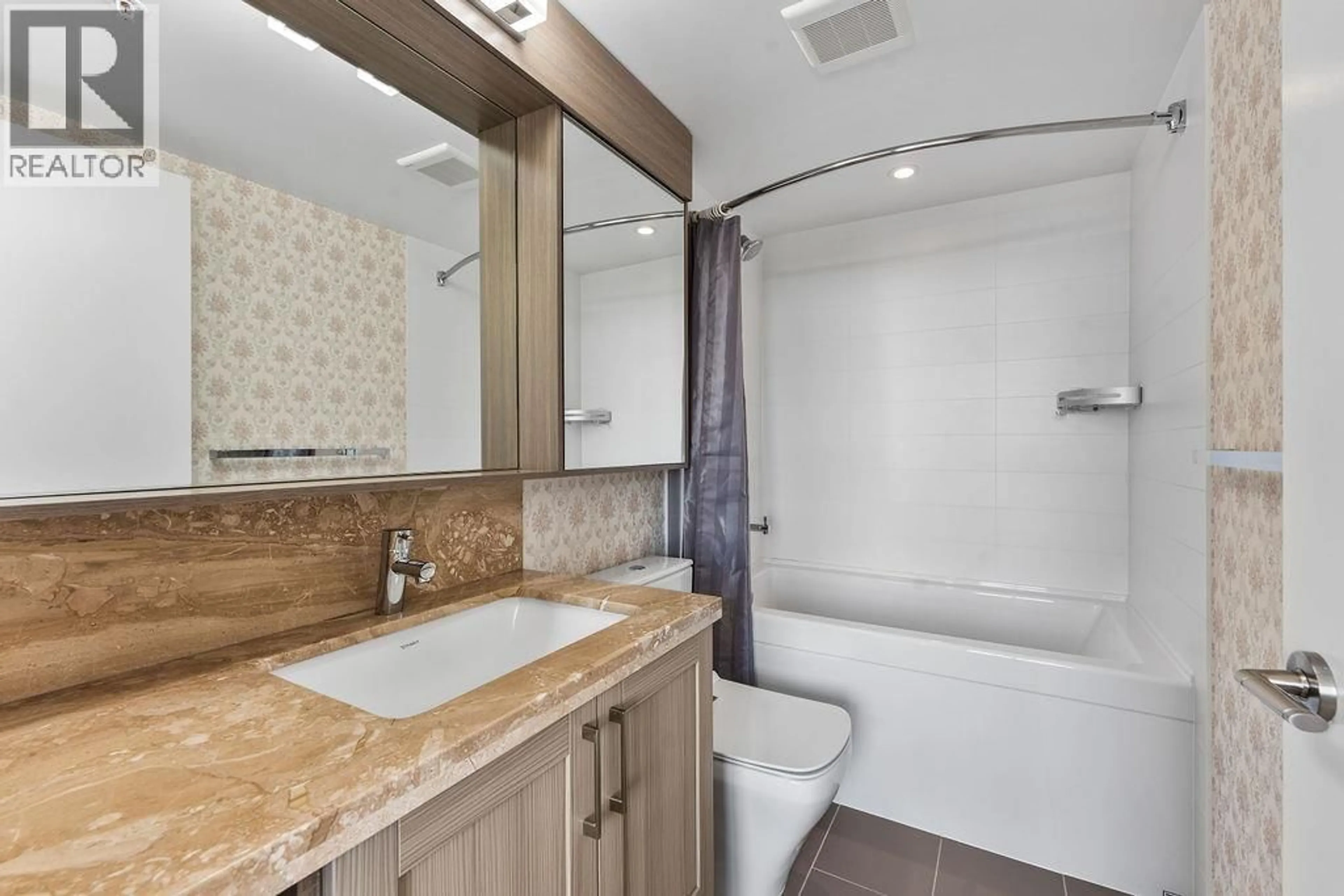 Standard bathroom, ceramic/tile floor for 3203 - 5665 BOUNDARY ROAD, Vancouver British Columbia V5R0E4