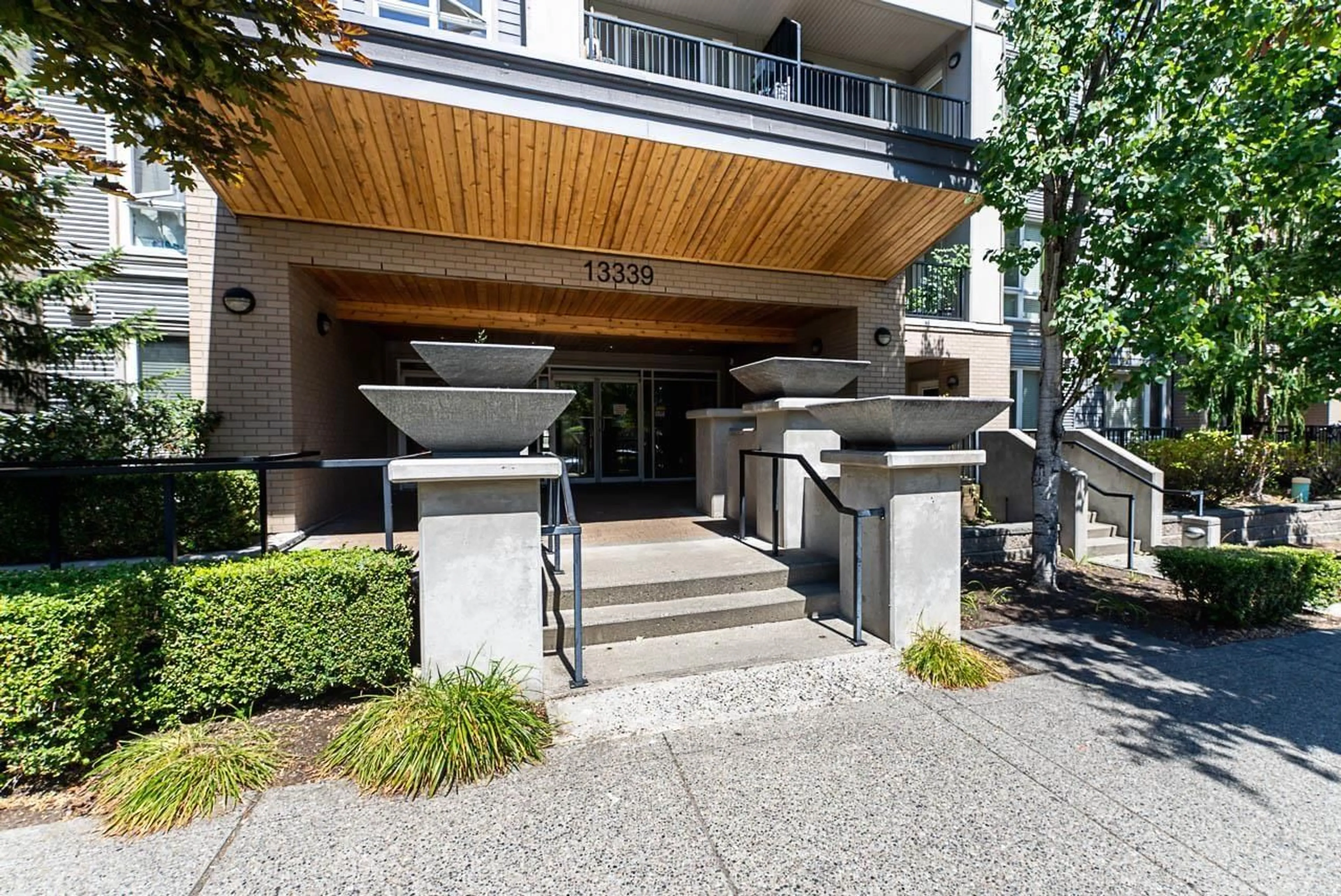 Indoor foyer for 216 - 13339 102A AVENUE, Surrey British Columbia V3T0C5