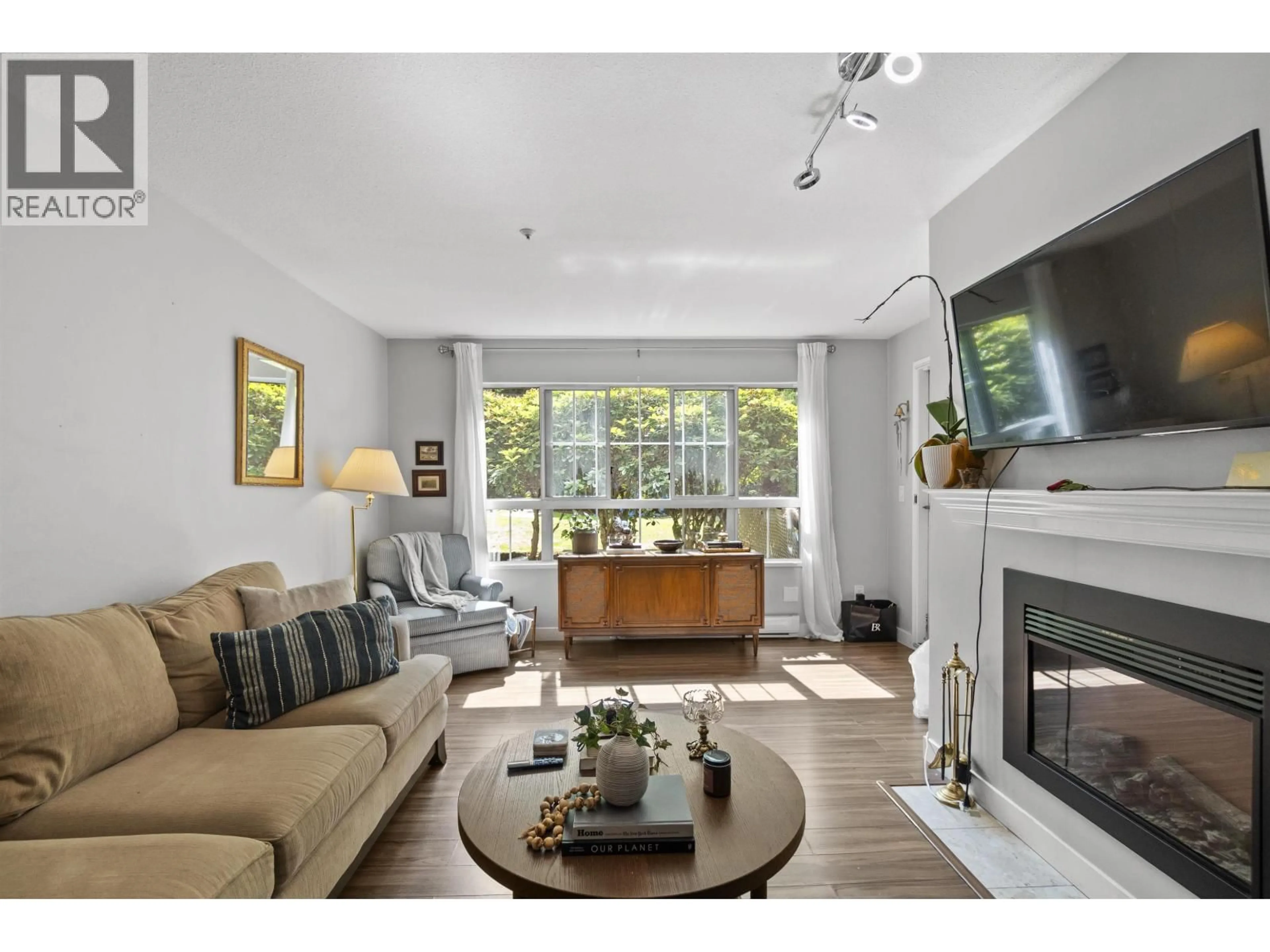 Living room with furniture, wood/laminate floor for 112 - 2970 PRINCESS CRESCENT, Coquitlam British Columbia V3B7R5