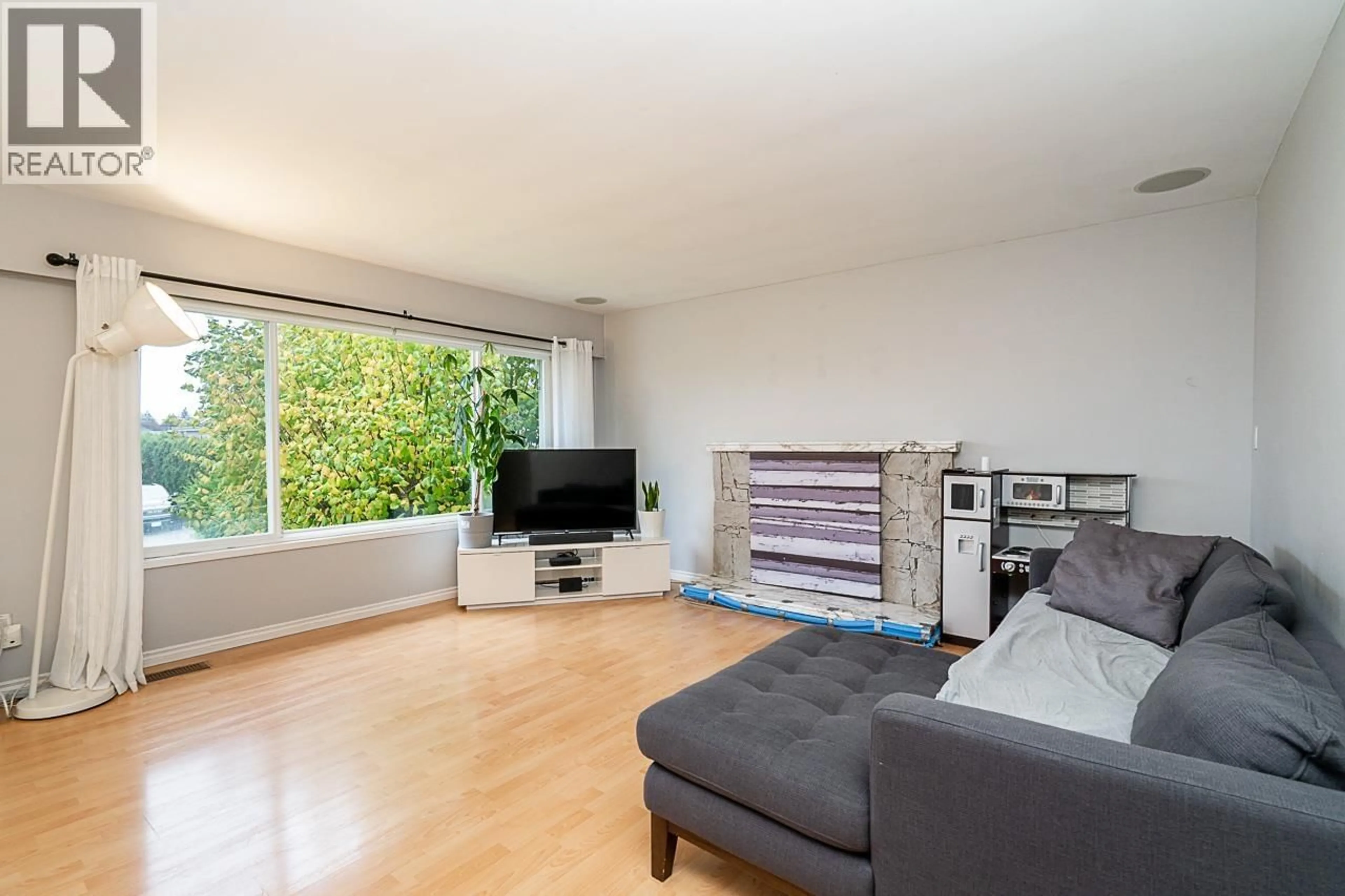 Living room with furniture, unknown for 10080 AINTREE CRESCENT, Richmond British Columbia V7A3T8