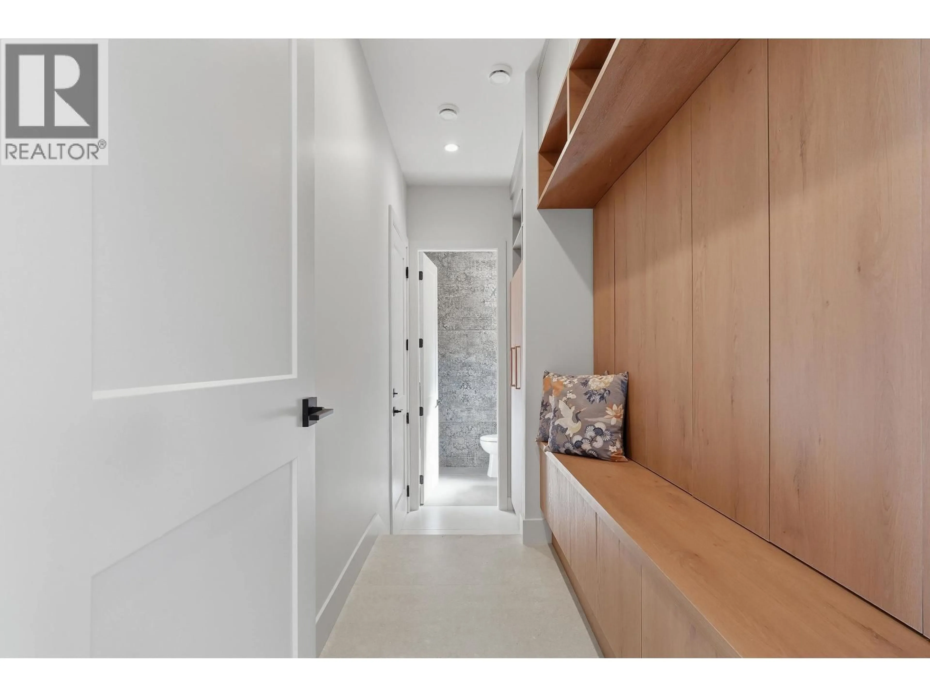 Indoor entryway for 5241 CAMBRIDGE COURT, Delta British Columbia V4M3Z1