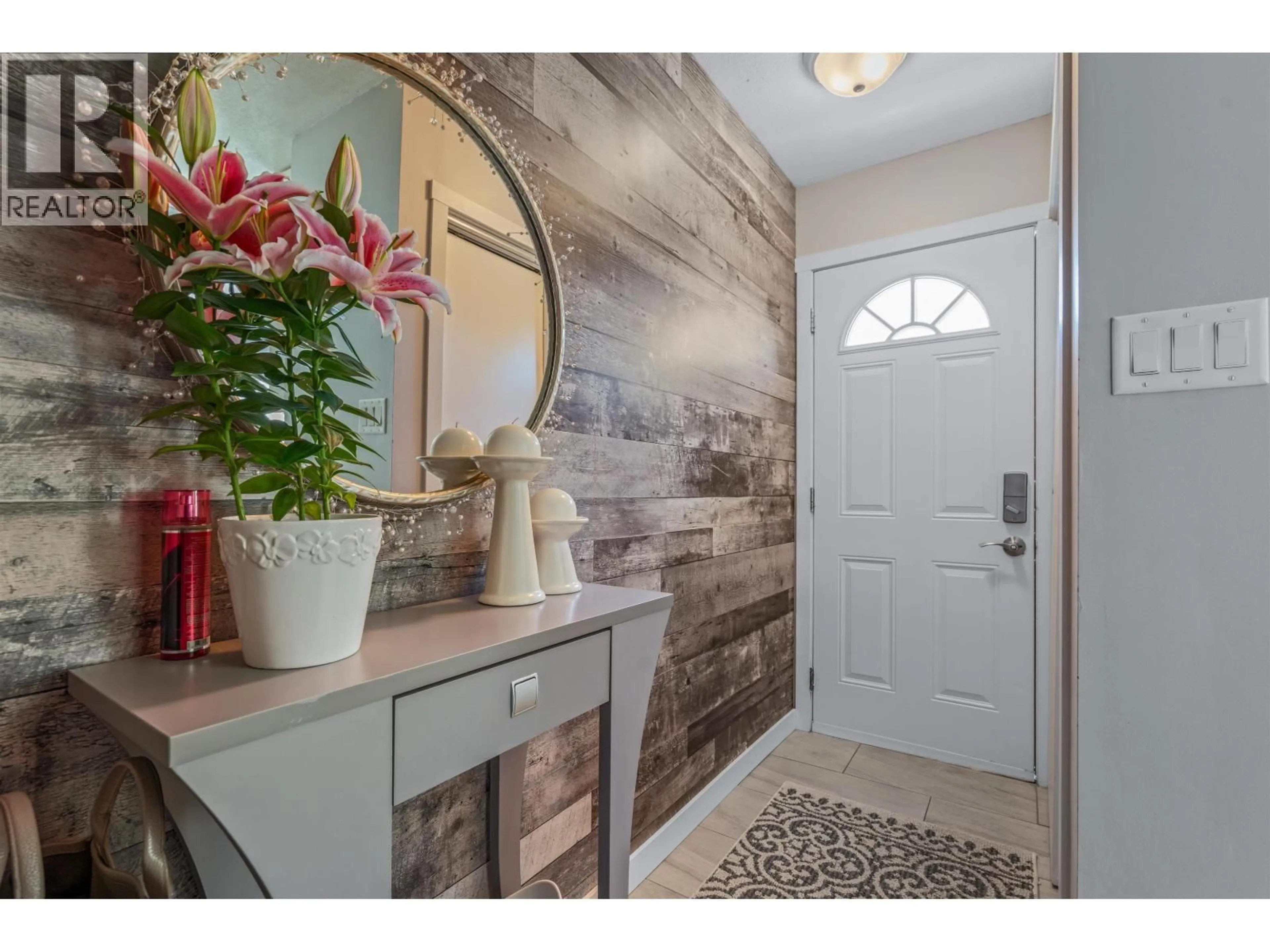 Indoor entryway for 328 - 2550 OSPIKA BOULEVARD, Prince George British Columbia V2N3T2