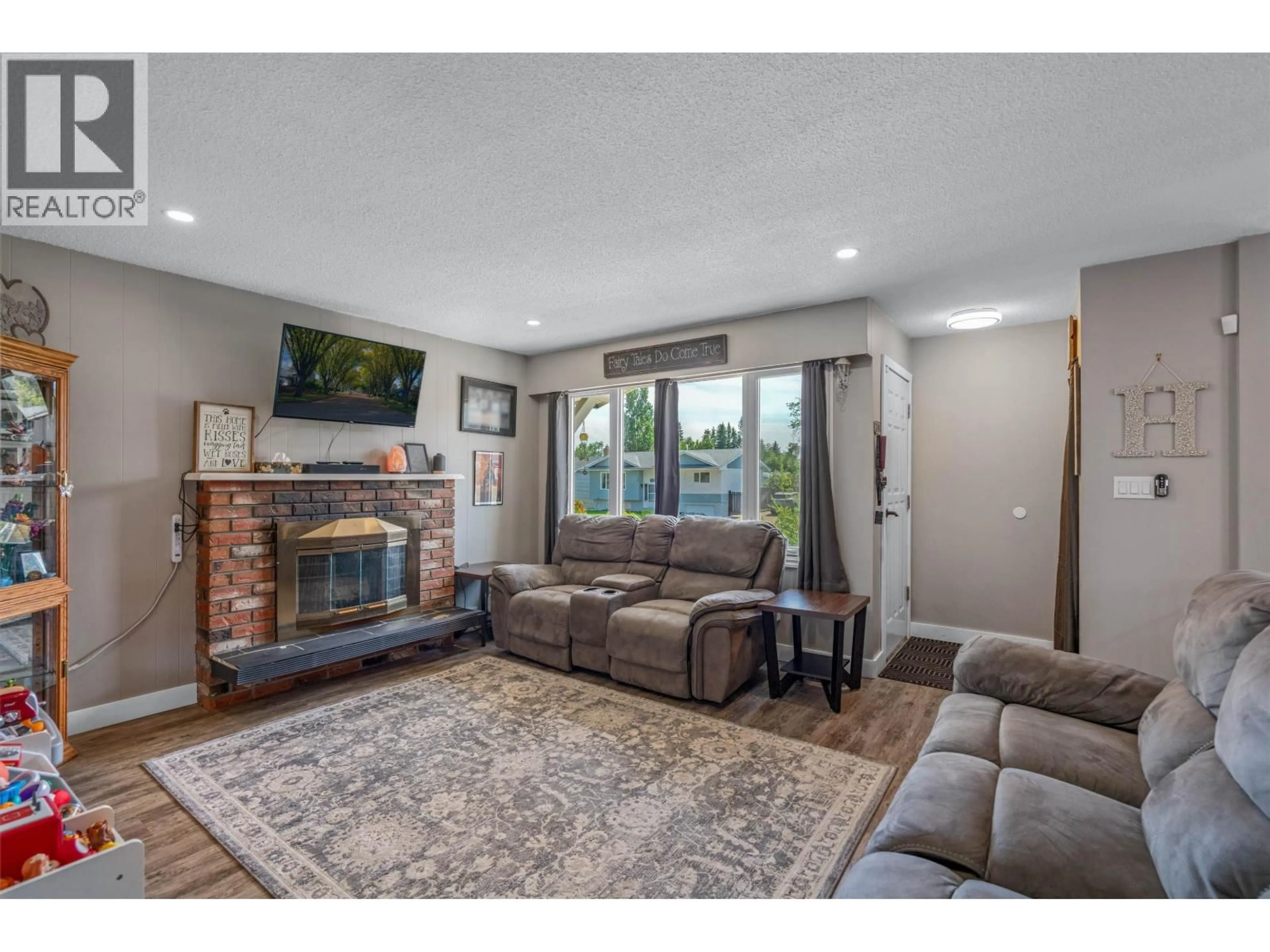 Living room with furniture, unknown for 4280 DAVIE AVENUE, Prince George British Columbia V2M4G8