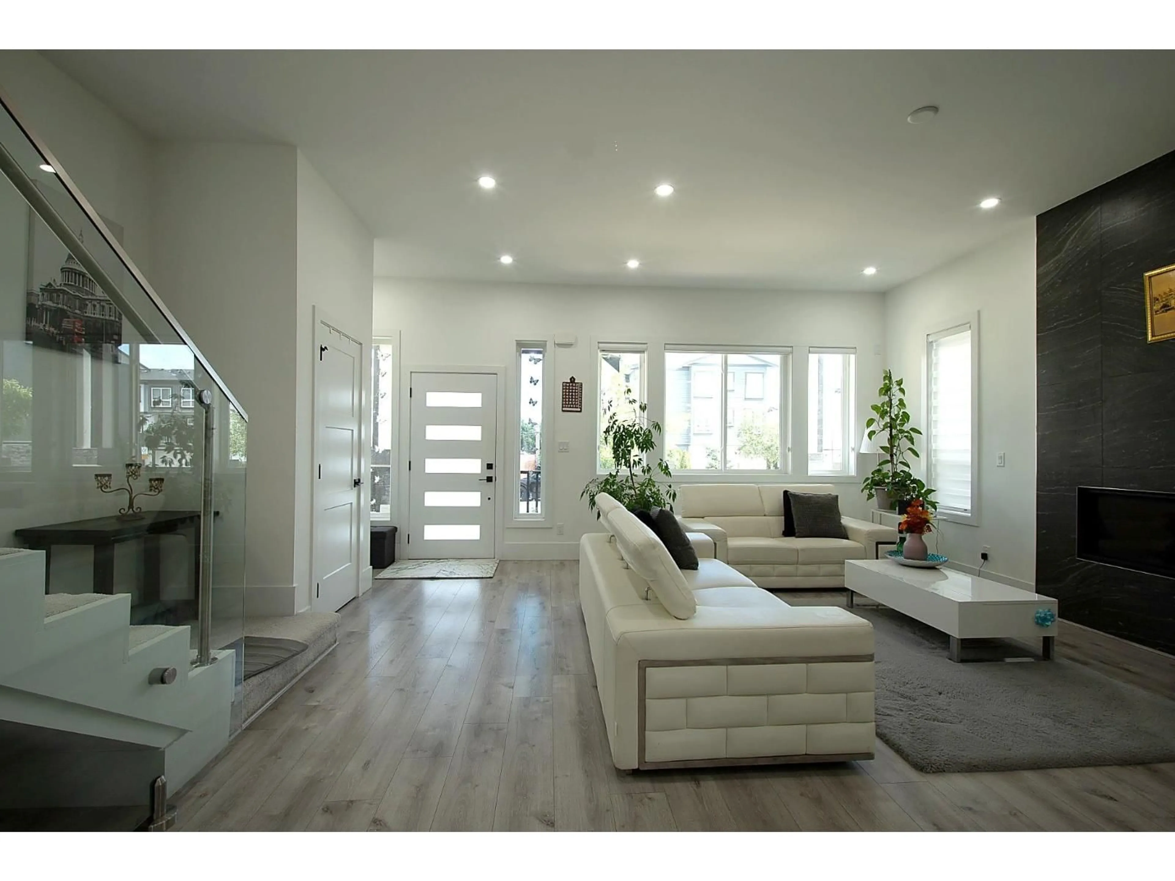 Living room with furniture, unknown for 19240 ALOHA DRIVE, Surrey British Columbia V4N6T9