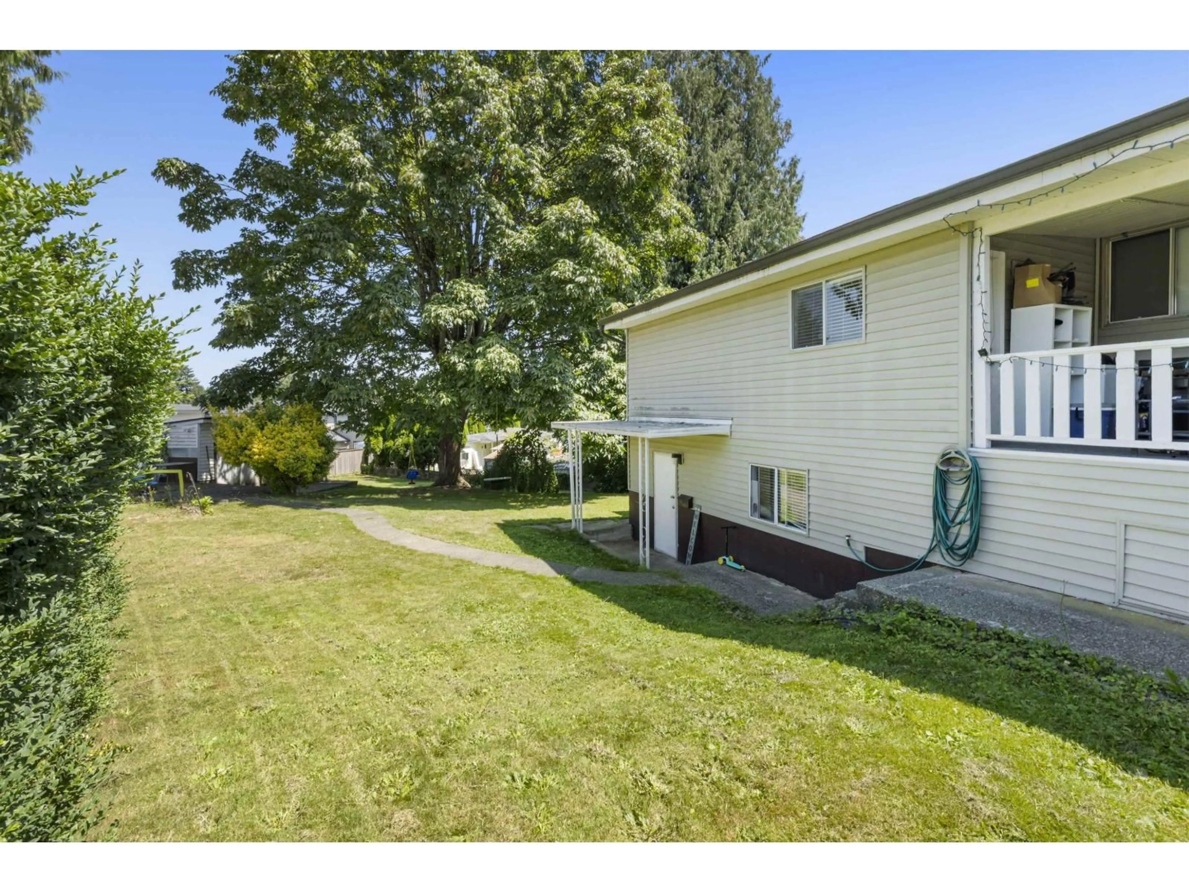 A pic from outside/outdoor area/front of a property/back of a property/a pic from drone, unknown for 31536 MONARCH COURT, Abbotsford British Columbia V2T6M5