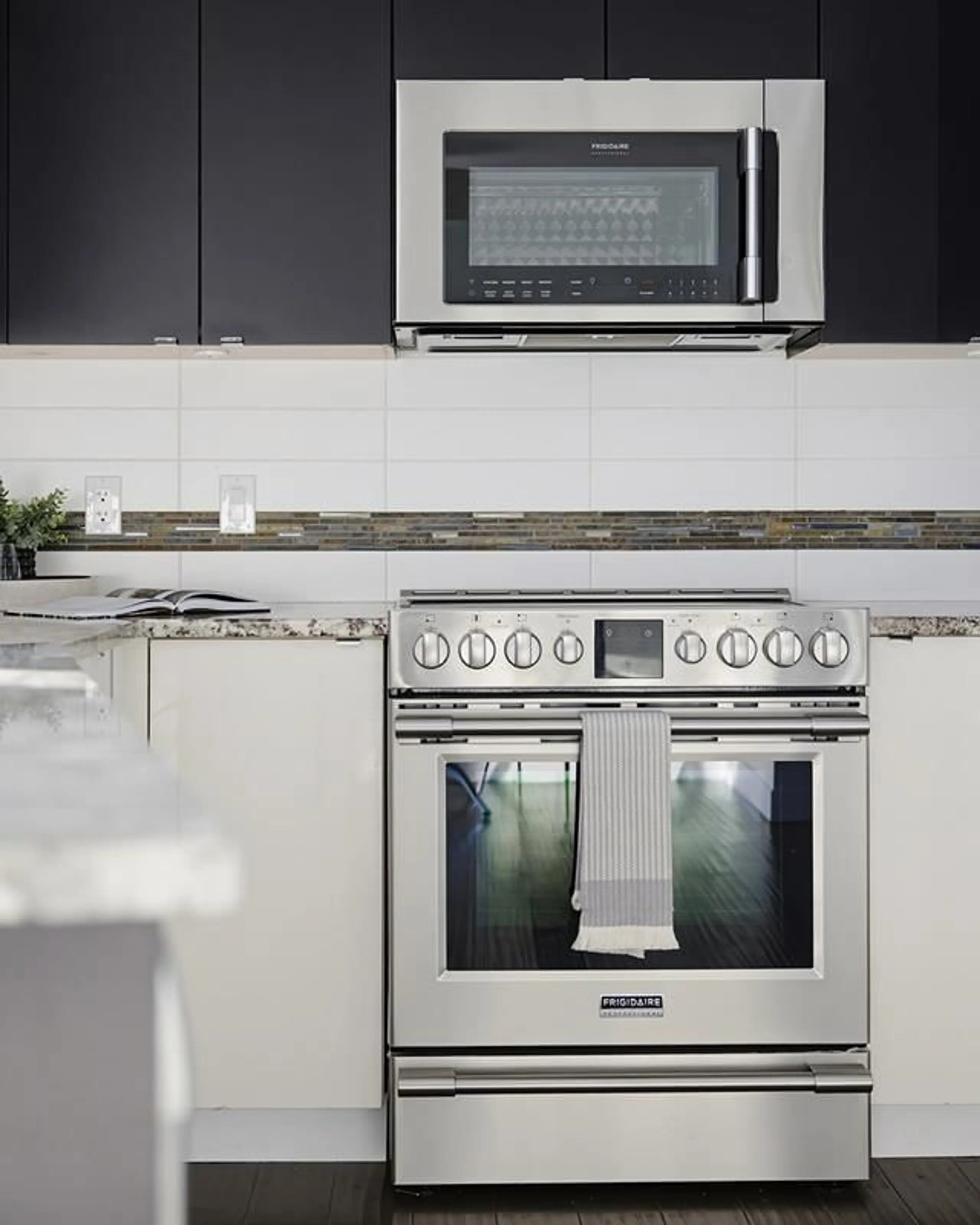 Contemporary kitchen, ceramic/tile floor for #603 - 14955 VICTORIA AVENUE, White Rock British Columbia V4B1G2