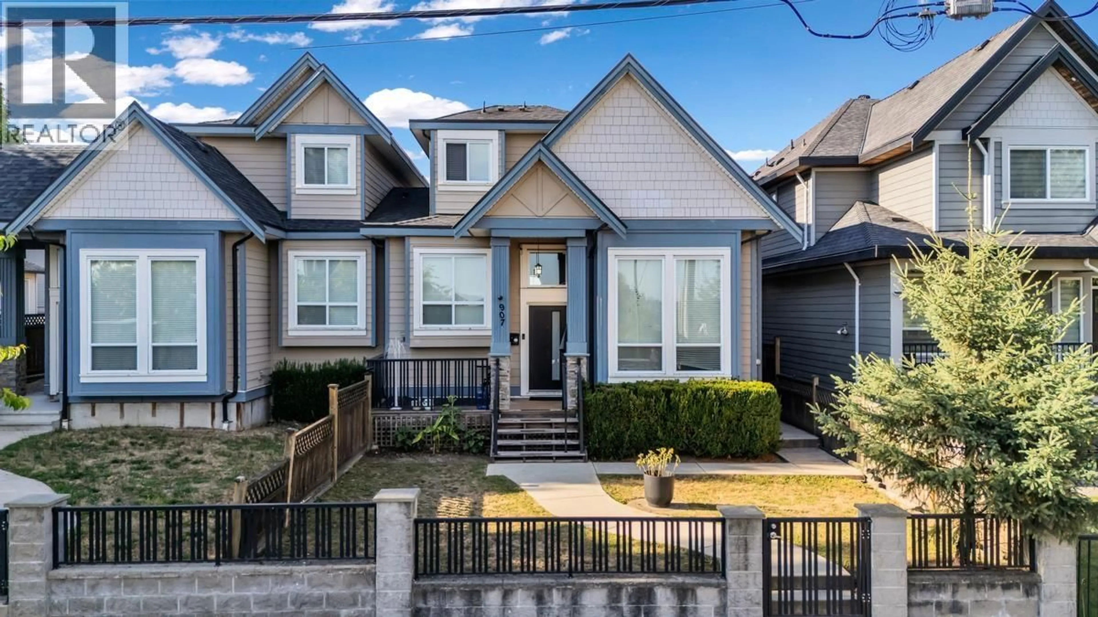 Home with vinyl exterior material, street for 907 HARRIS AVENUE, Coquitlam British Columbia V3K1S2