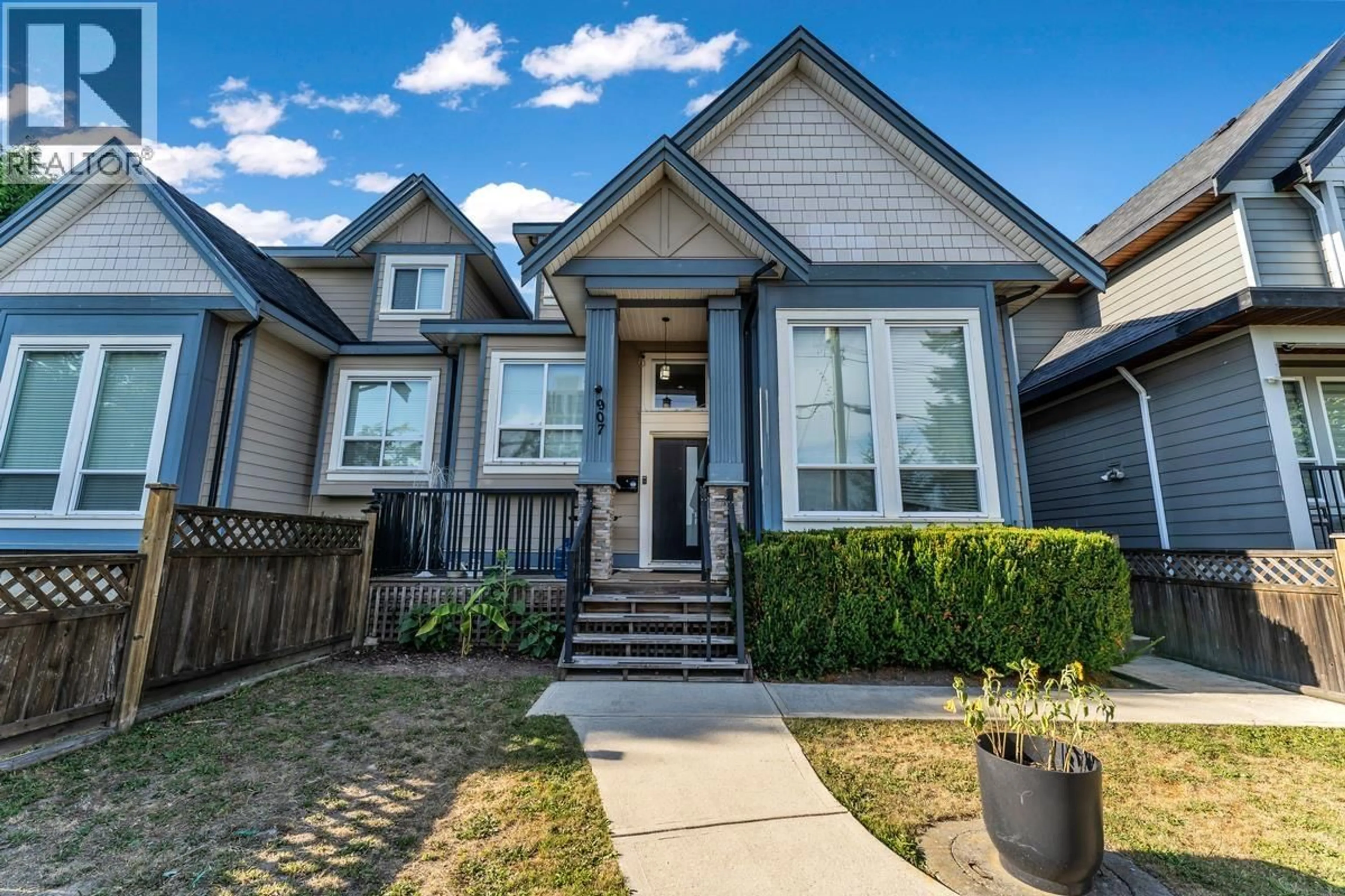 Home with vinyl exterior material, street for 907 HARRIS AVENUE, Coquitlam British Columbia V3K1S2