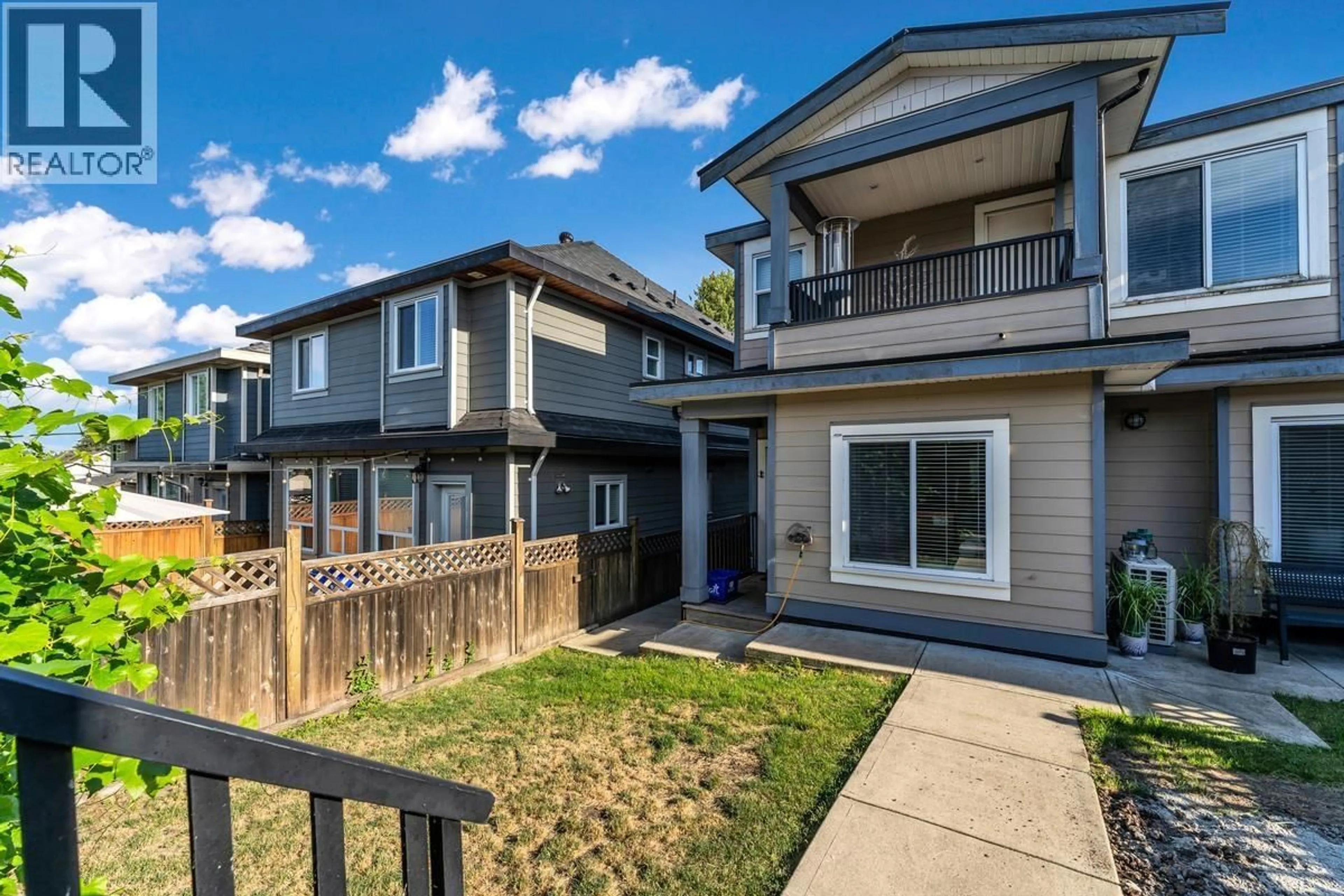 A pic from outside/outdoor area/front of a property/back of a property/a pic from drone, street for 907 HARRIS AVENUE, Coquitlam British Columbia V3K1S2