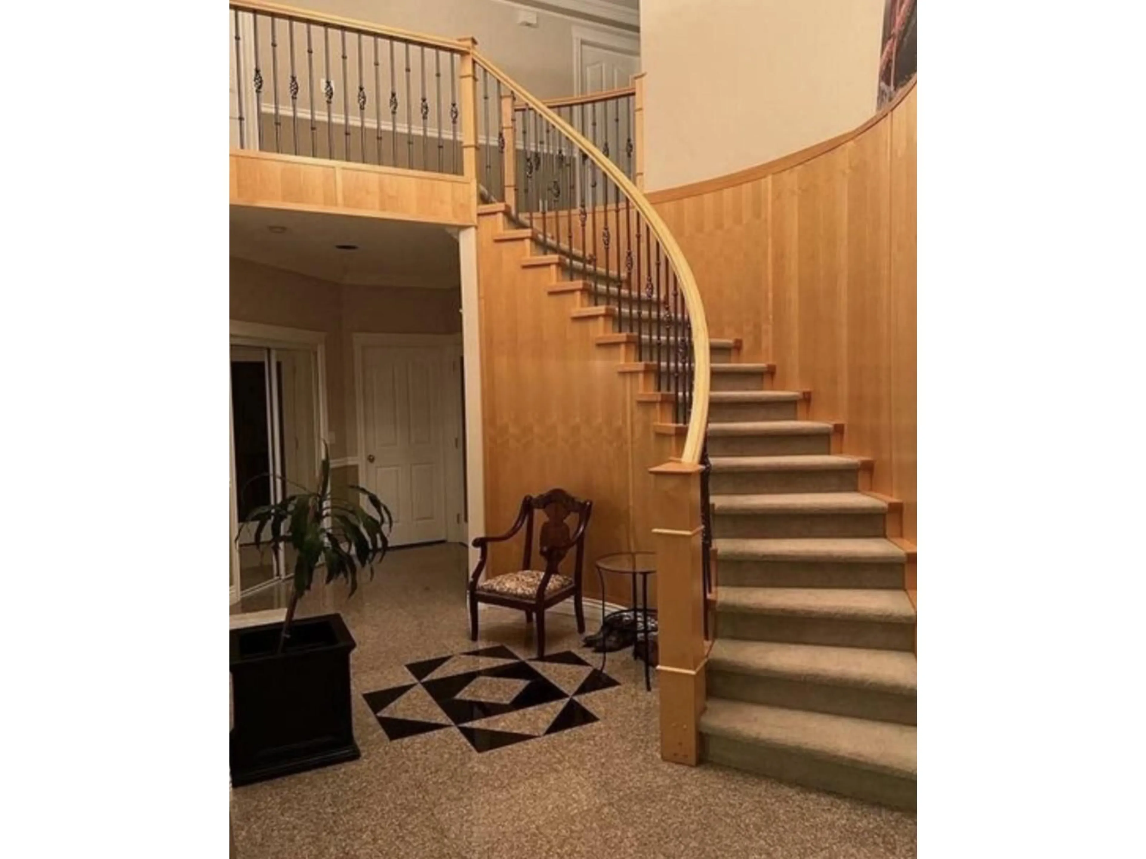 Indoor foyer for 13918 115A AVENUE, Surrey British Columbia V3R9Y3