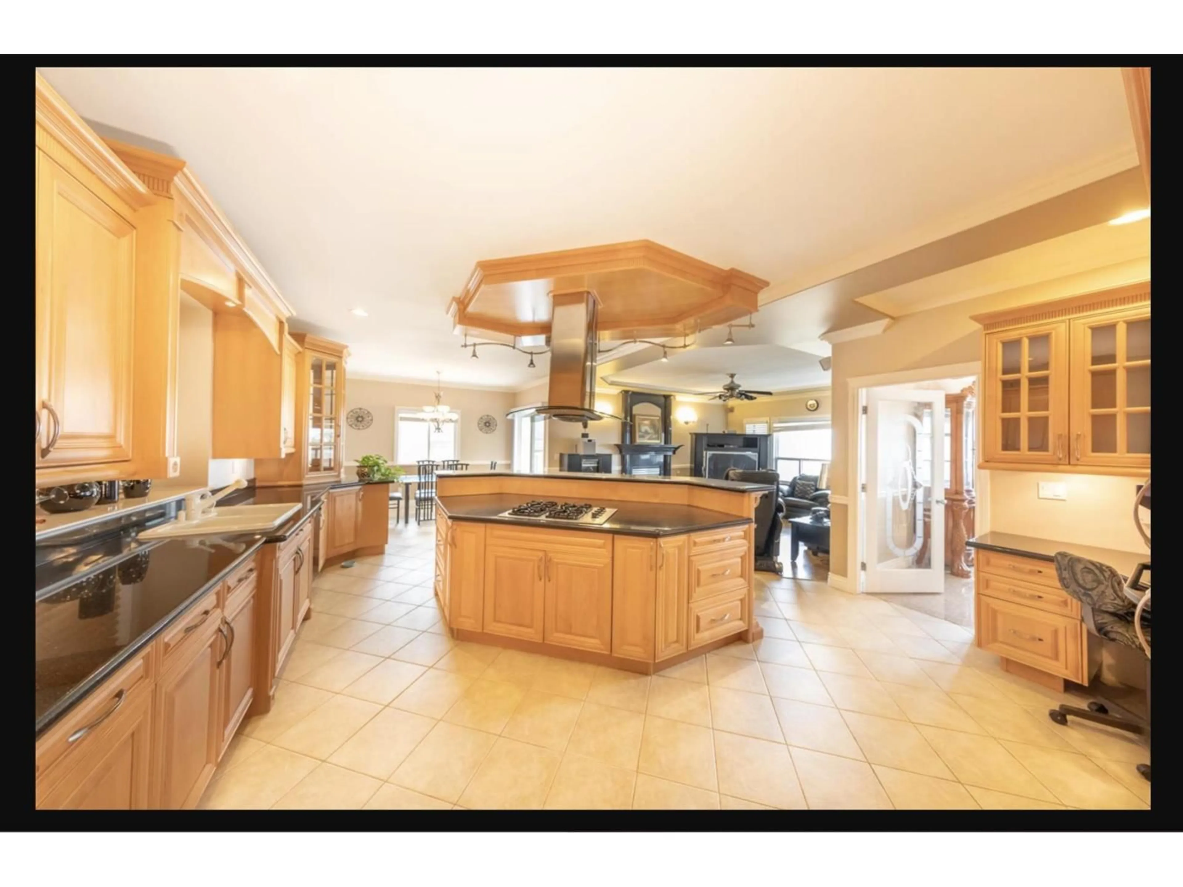 Open concept kitchen, ceramic/tile floor for 13918 115A AVENUE, Surrey British Columbia V3R9Y3